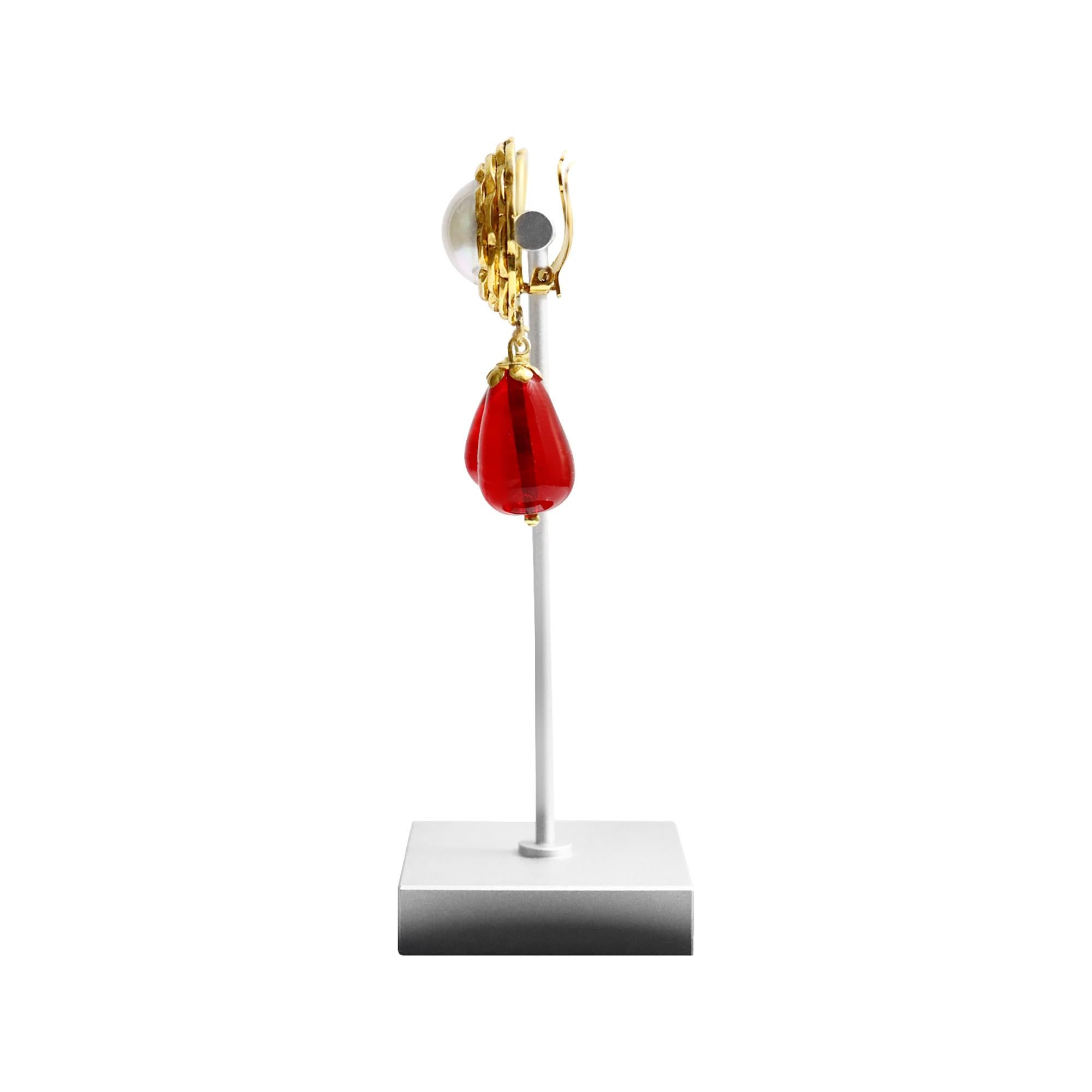 Maison Gripoix Pendientes vintage de perlas de imitación y colgantes rojos Circa años 80 en venta 1