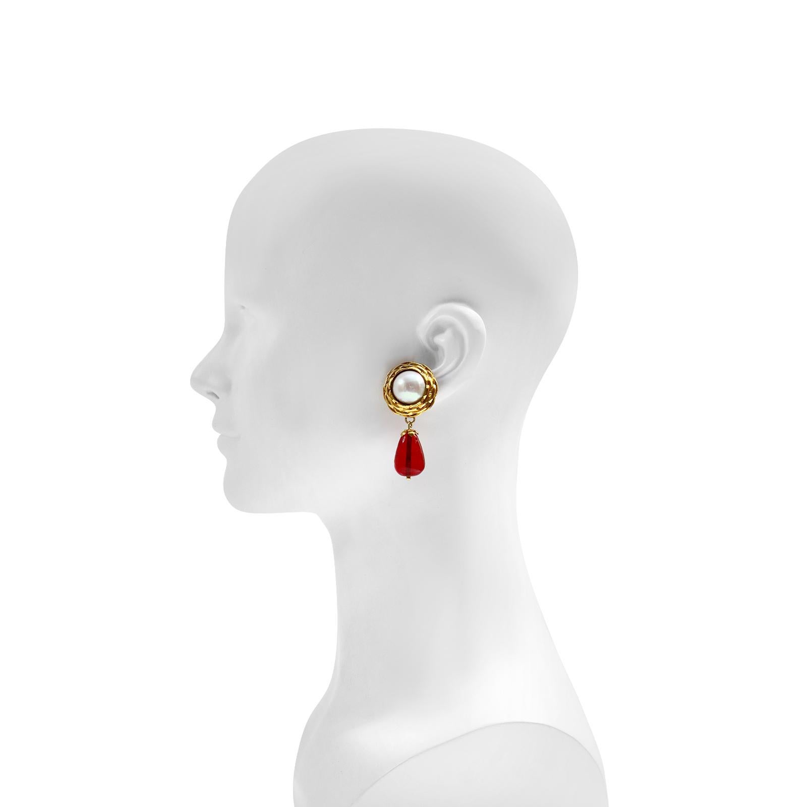 Artiste Maison Gripoix Boucles d'oreilles pendantes vintage en fausse perle rouge et fausses perles, circa 1980 en vente