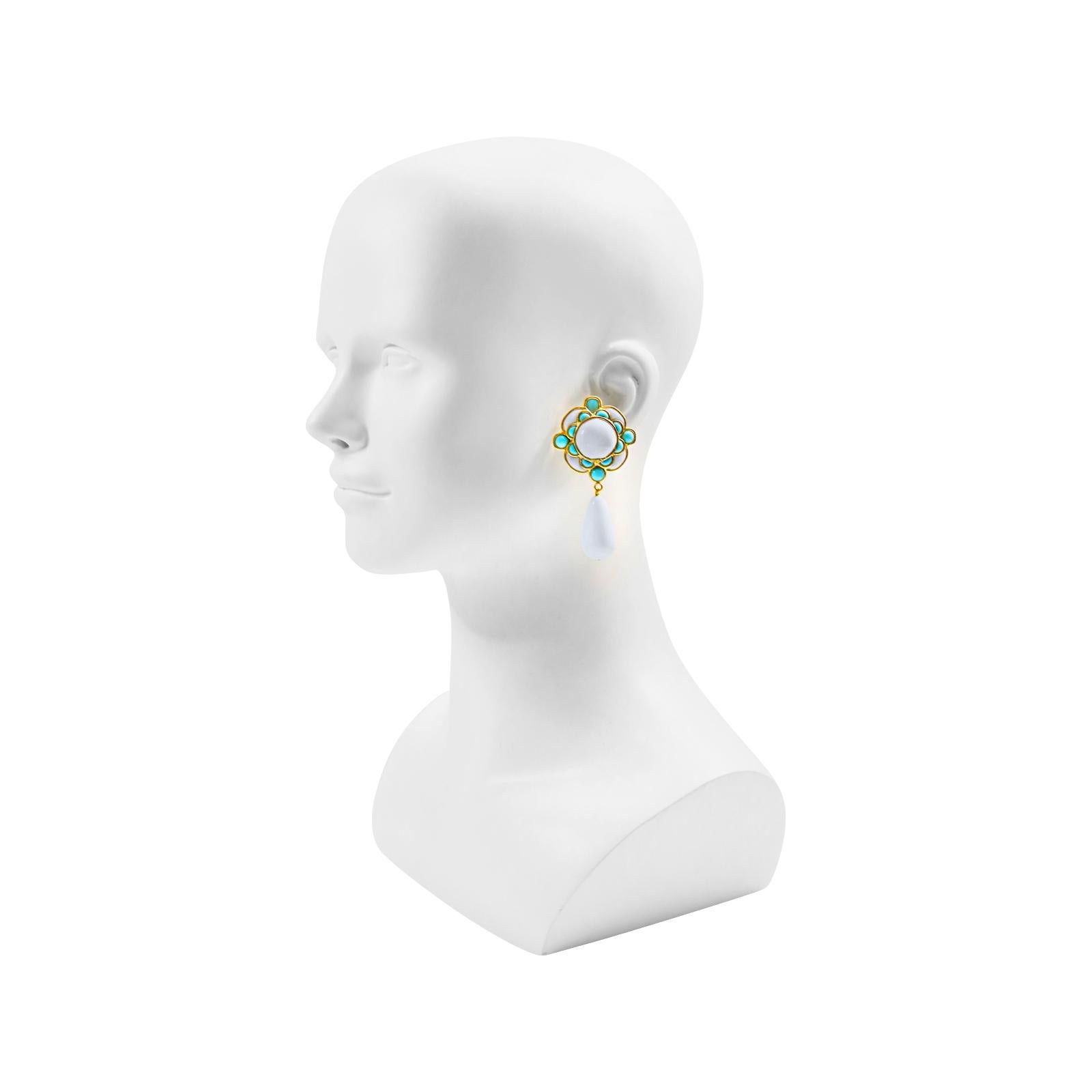 Boucles d'oreilles pendantes en fausses turquoises et blanc de Maison Gripoix.  Il est composé de trois couches, toutes enveloppées d'un décalage en or, puis d'une longue pièce pendante. Ils sont si étonnants et vont bien avec de nombreuses