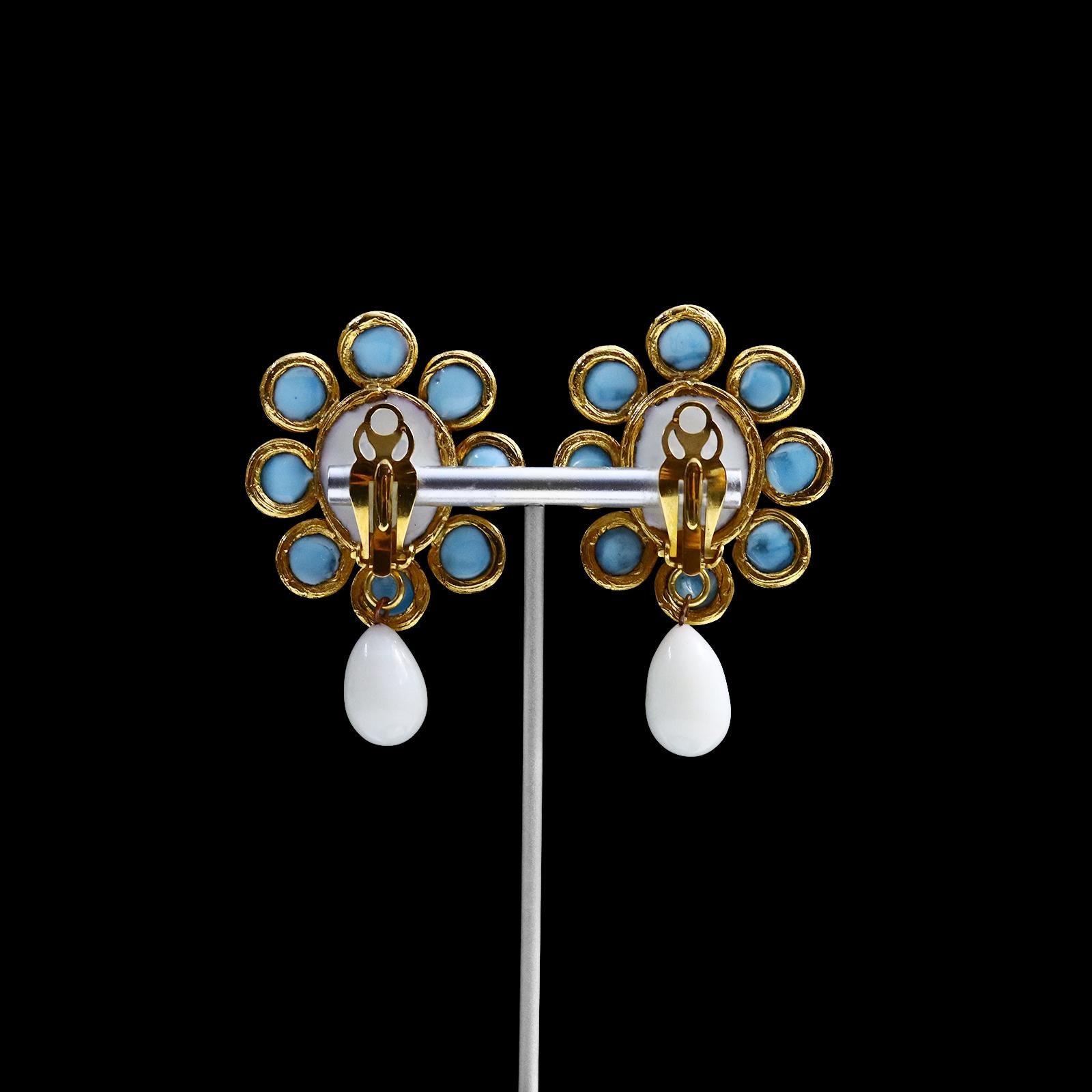 Maison Gripoix - Boucles d'oreilles pendantes vintage en fausse turquoise et blanc, circa 1980 en vente 5