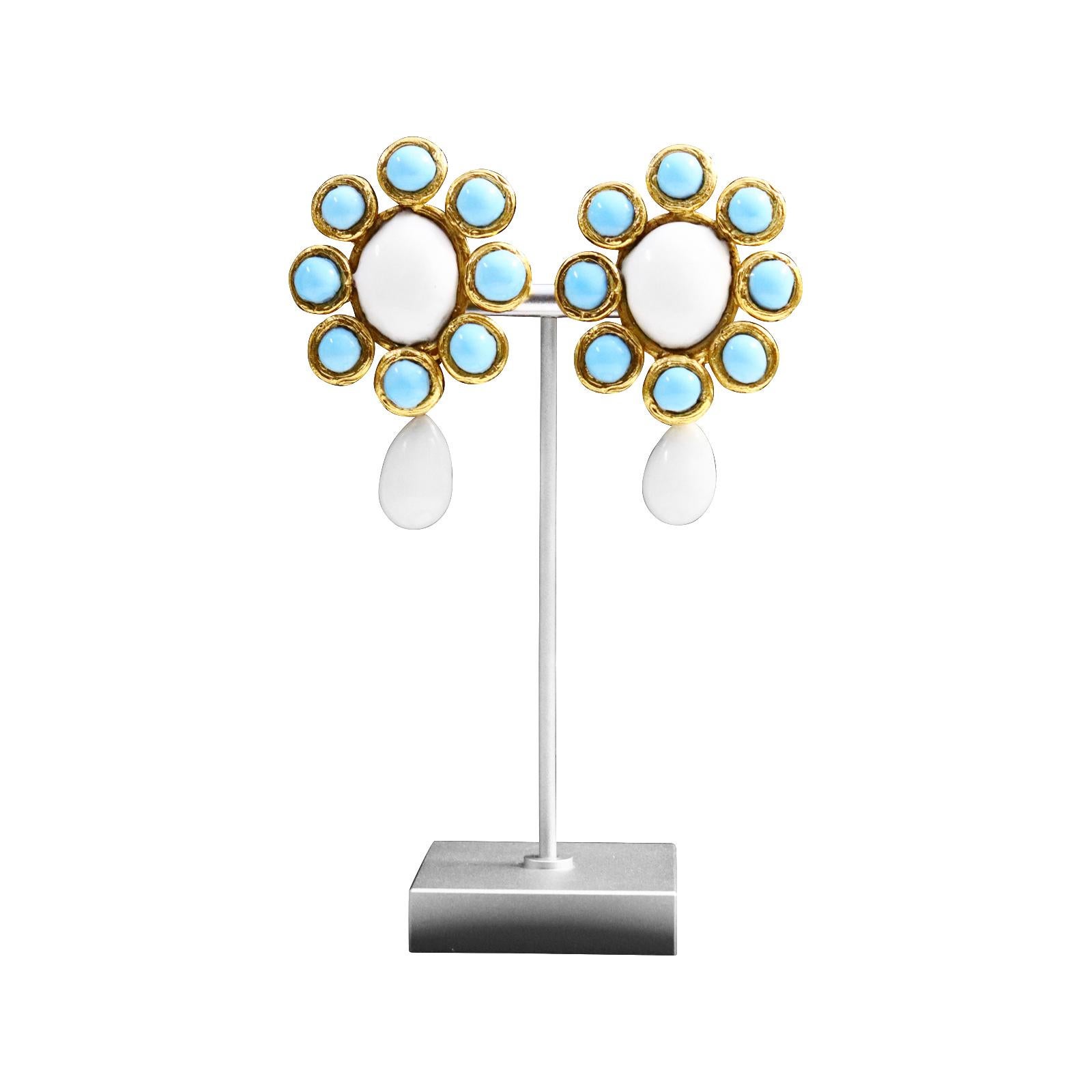 Maison Gripoix - Boucles d'oreilles pendantes vintage en fausse turquoise et blanc, circa 1980 en vente 2