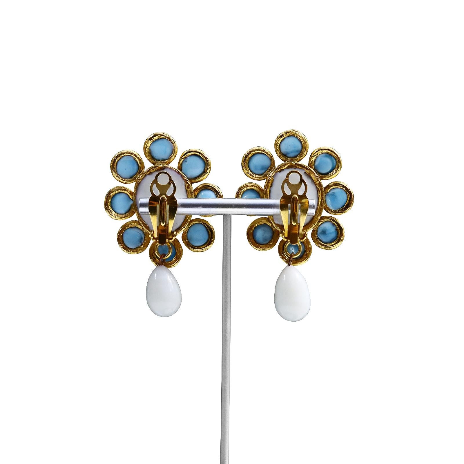 Maison Gripoix - Boucles d'oreilles pendantes vintage en fausse turquoise et blanc, circa 1980 en vente 4