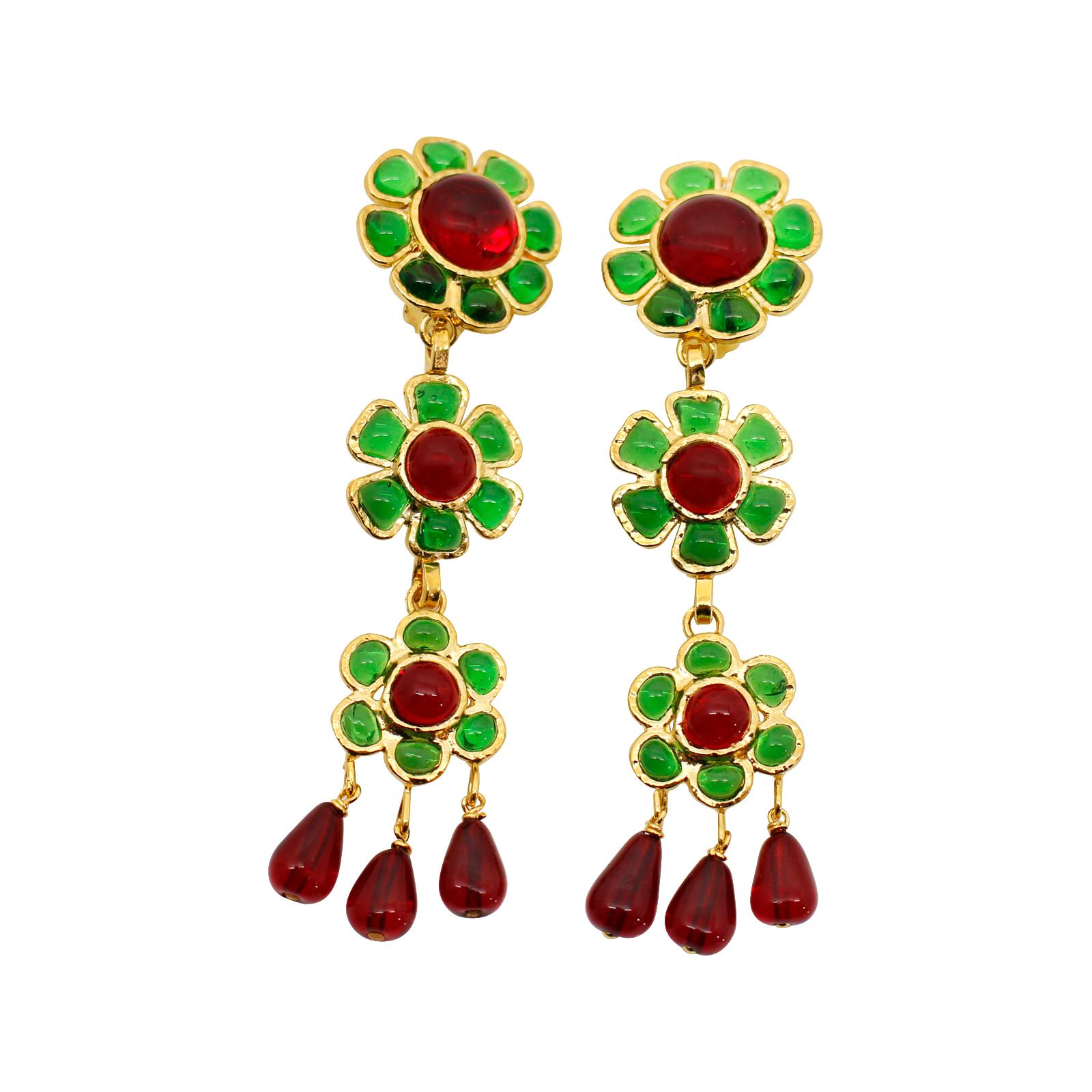 Maison Gripoix Vintage Rot und Grün Blume baumelnden Ohrringe Set in Gold Tone.  Dies sind einige der schönsten Ohrringe in meiner Sammlung. Natürlich die Farben und die Art und Weise, wie sie hergestellt werden.  Sie sind einfach außergewöhnlich. 