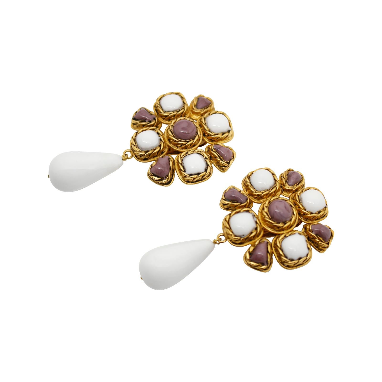 Maison Gripoix, boucles d'oreilles pendantes vintage blanches et violettes, circa 1980 Pour femmes en vente