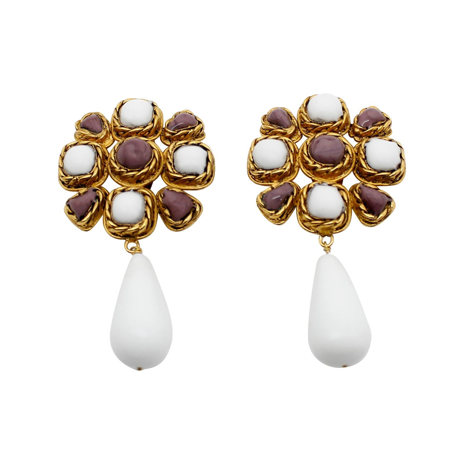 Maison Gripoix Vintage-Ohrringe in Weiß und Hellviolett. Diese werden immer in Mode sein. Der Chanel-Look hat uns nie verlassen.  Sie ist klassisch und zeitlos und vermittelt ein Gefühl von Klasse.  Es ist ein gehobener Look.  Egal, was Sie tragen,