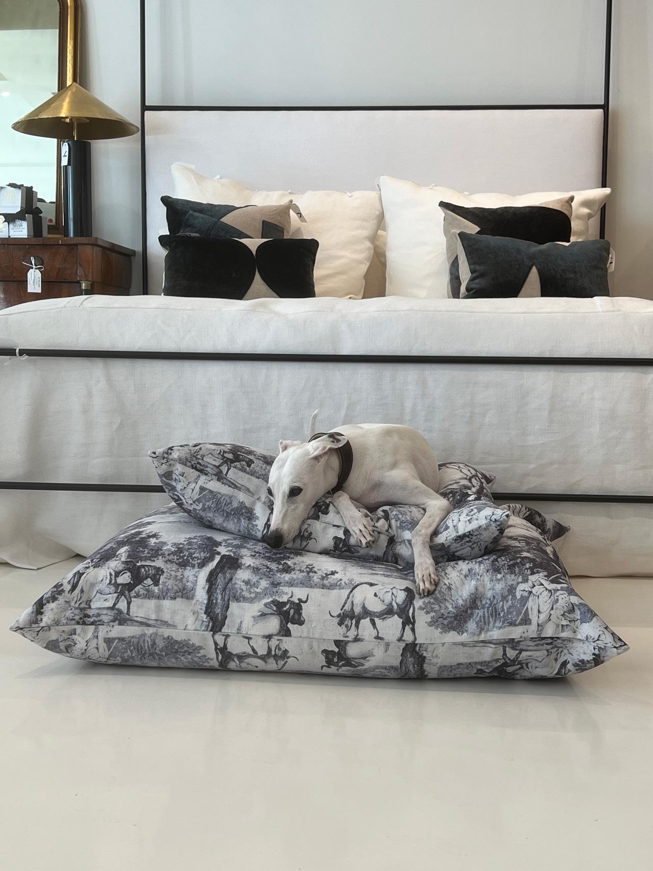 Lit/oreiller pour chien de Maison Grisaille - Large Excellent état - En vente à New Orleans, LA