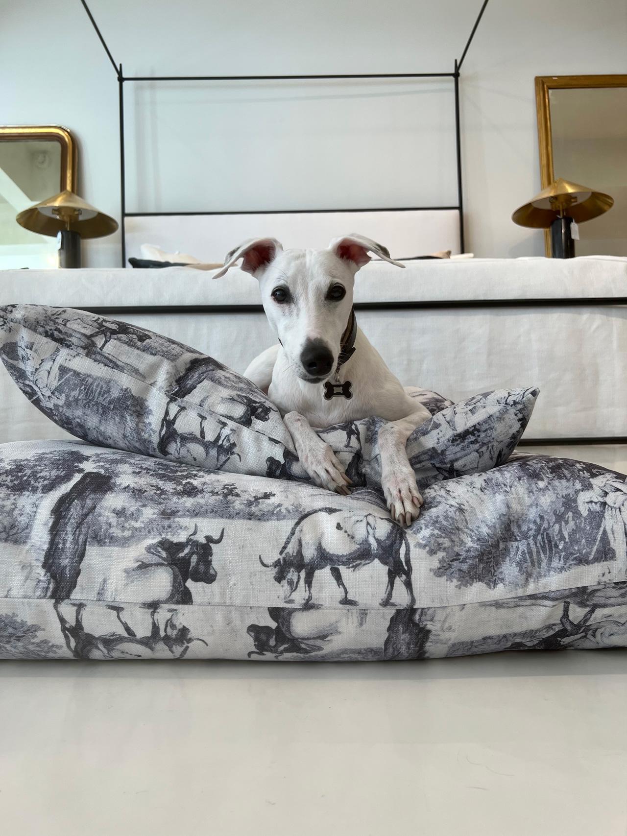 Maison Grisaille Dog Bed/Pillow, Medium In Excellent Condition For Sale In New Orleans, LA
