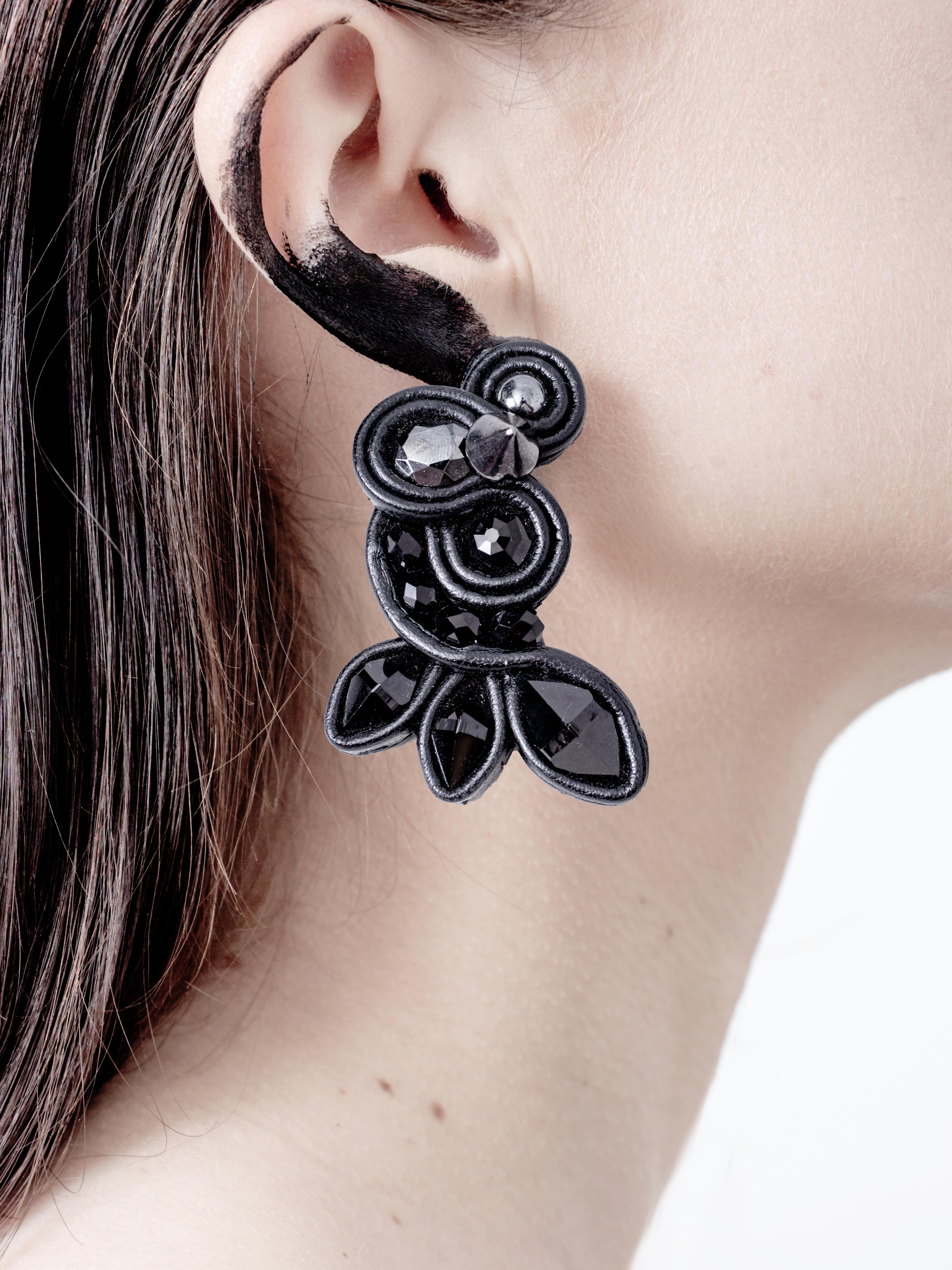 Designed by Julie Eulalie who was inspired by the artist Pierre Soulage for this collection. Made of leather, faceted crystal cabochons and hematites
Julie finally chooses to express her talent through 