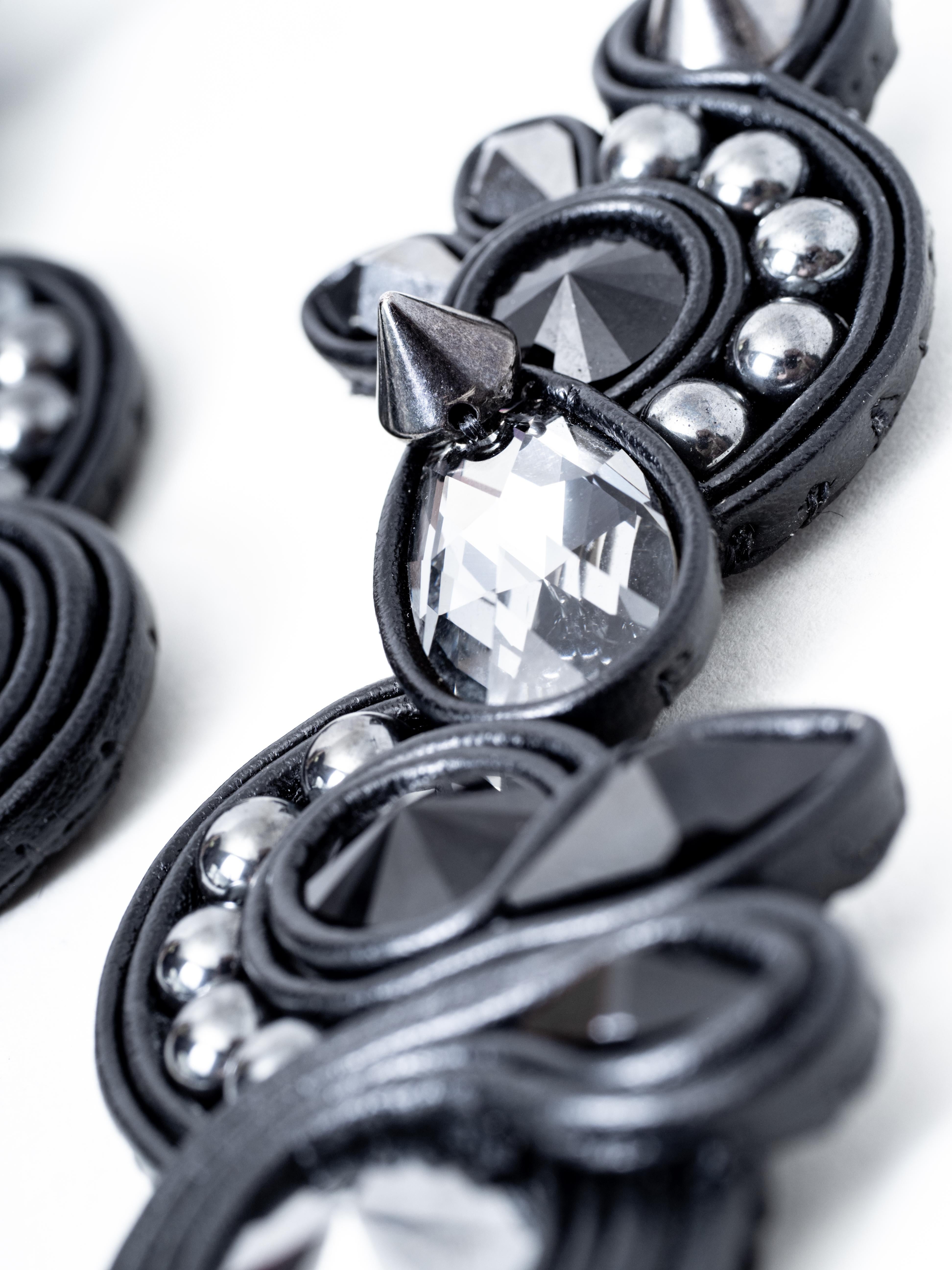 Designed by Julie Eulalie exclusively for Maison HOLLEVILLE these clip earrings are made with leather, faceted crystal cabochons and Hematite.
A spectacular statement.
Julie finally chooses to express her talent through 