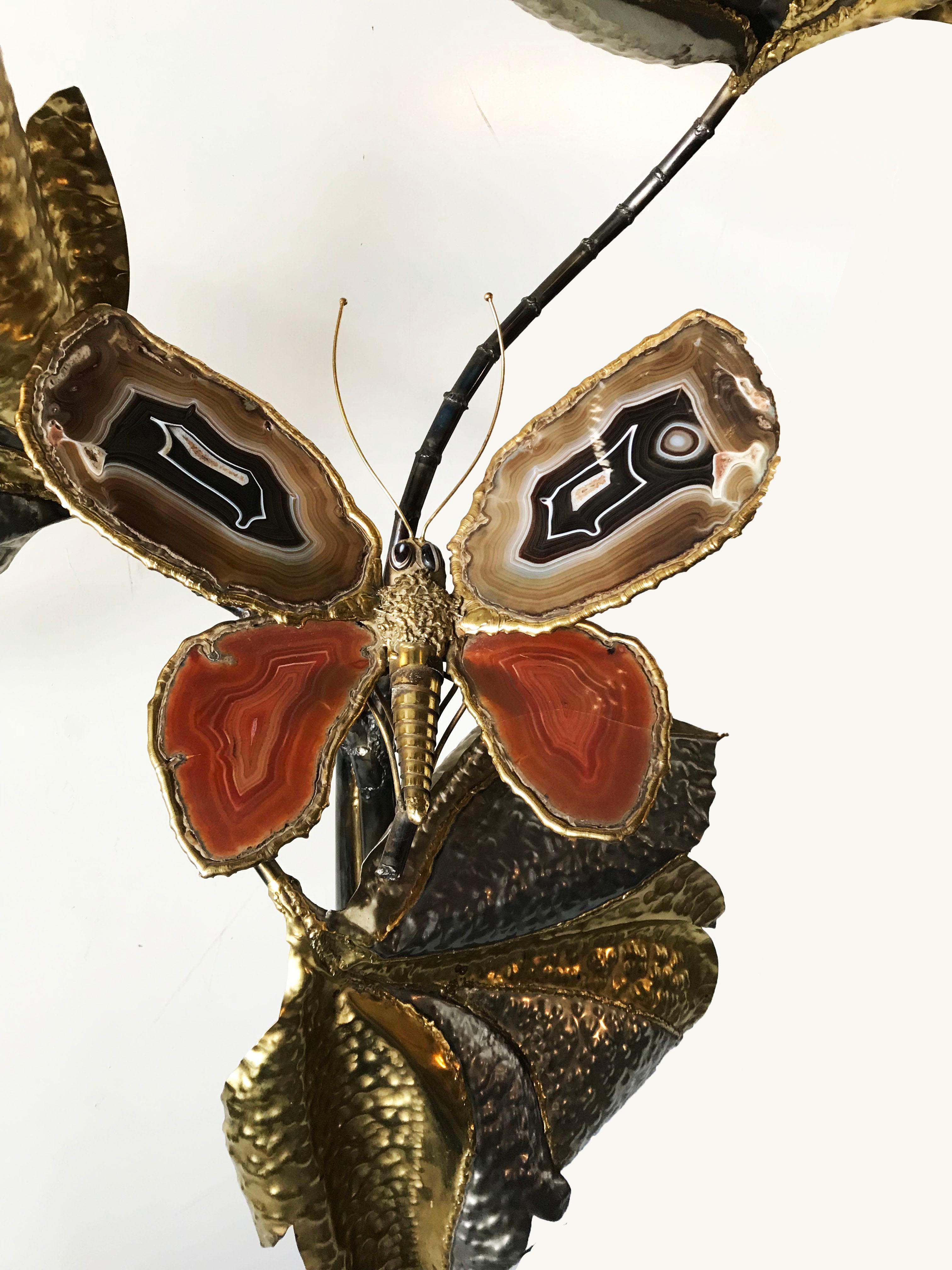 Prächtige Stehleuchte von Isabelle und Richard Faure für Maison Honore, die einen Schmetterling mit Achatflügeln auf einem Baum aus Messing und Bronze darstellt.
Acht Lichter, vier für den Schmetterling und vier für den Baum.