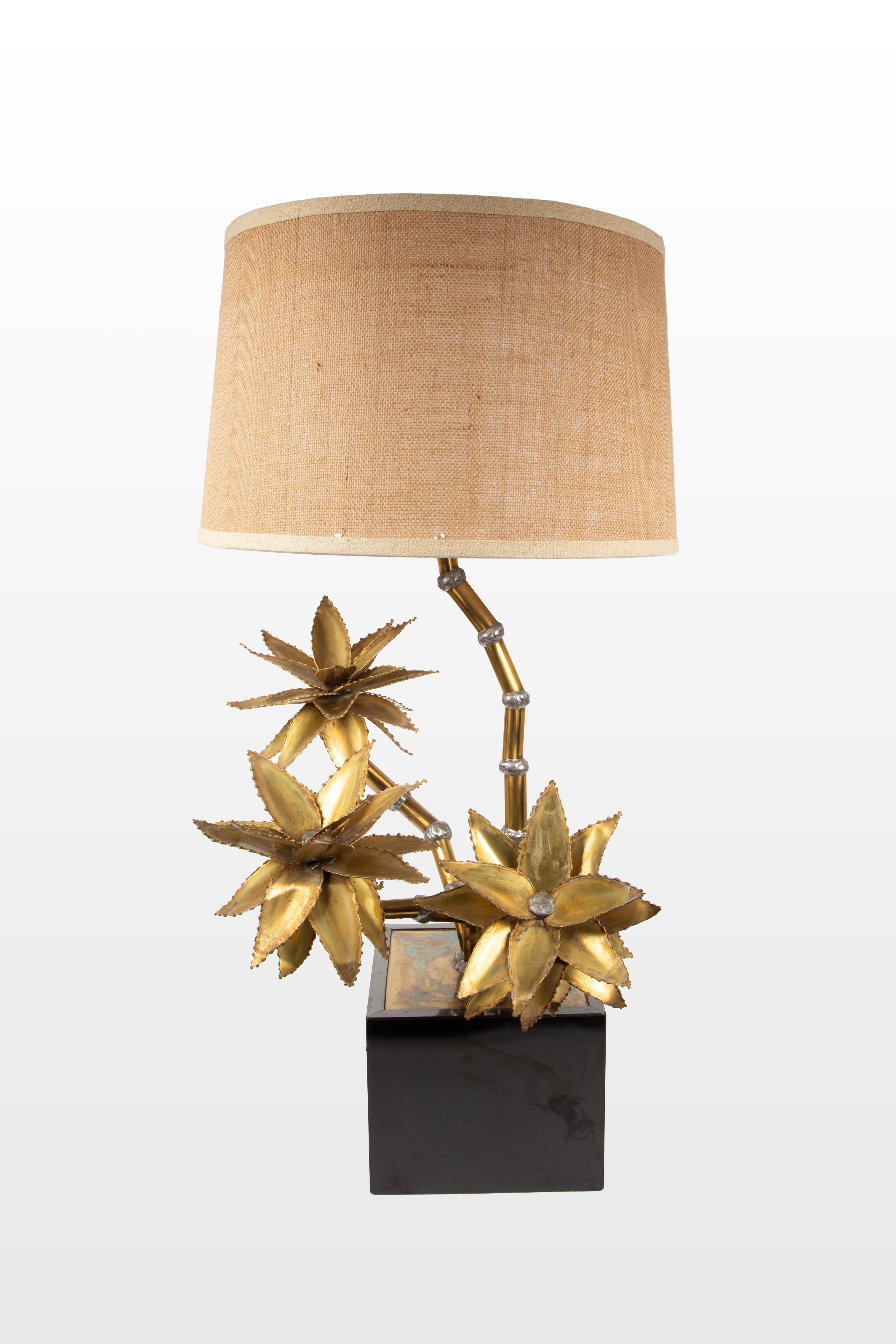 This exquisite flower lamp by Maison Jansen from the 1970s embodies the French design house’s flair for combining opulence with nature-inspired motifs. The lamp’s body is meticulously crafted from polished brass, shaped into bold, sculptural flowers