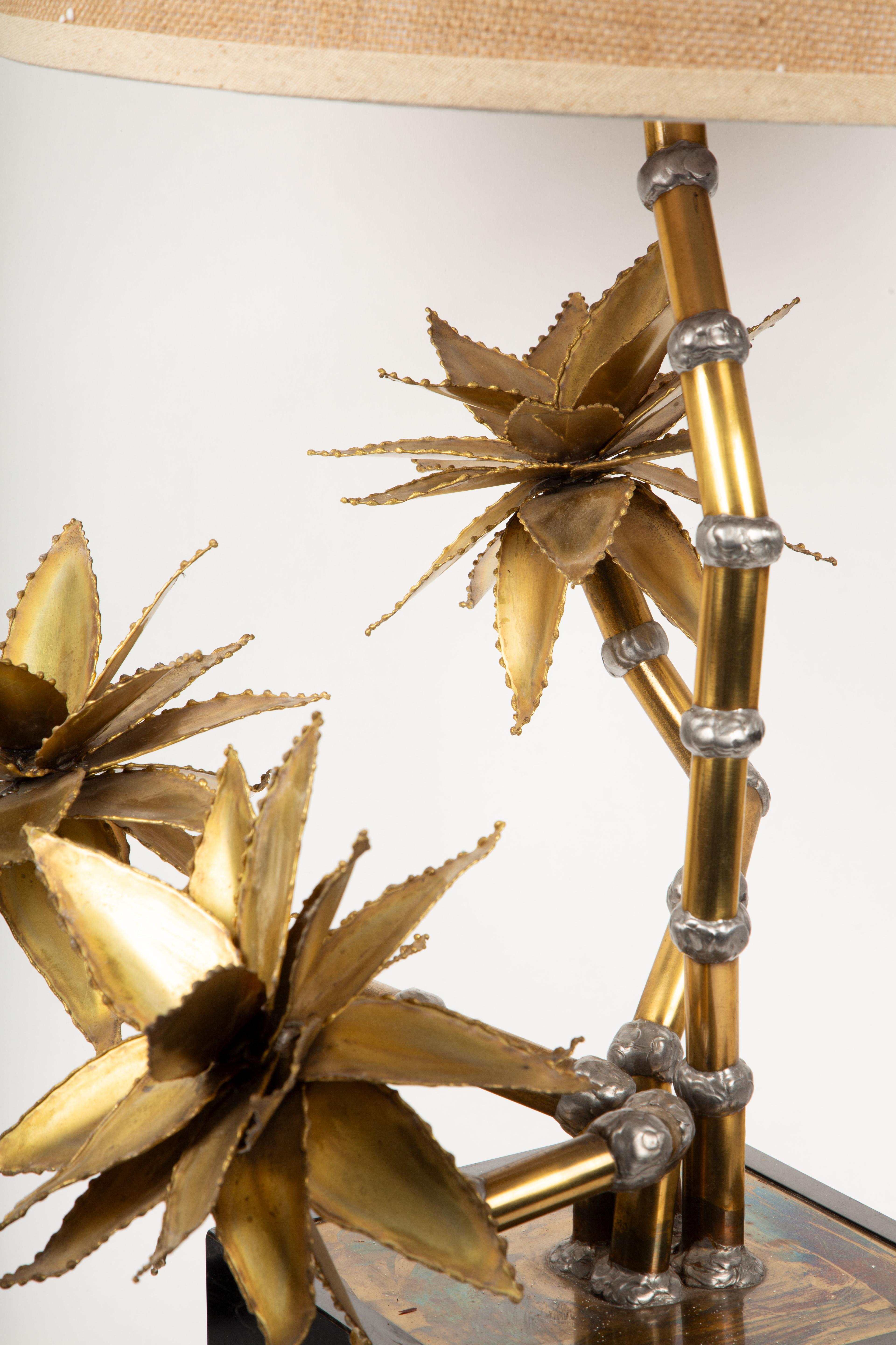 Maison Jansen 1970s Brass Flower Lamp with Black Base In Excellent Condition In New York, NY