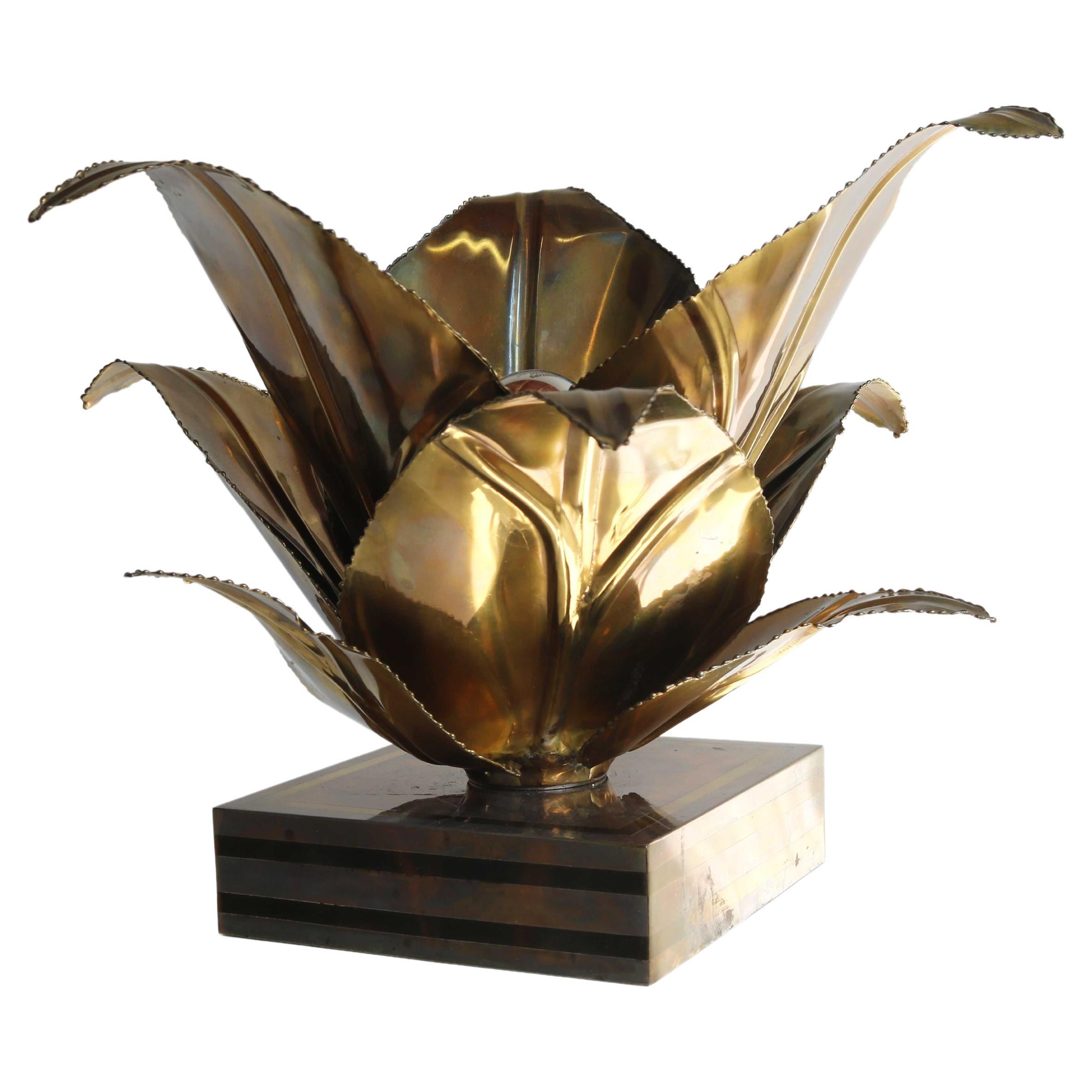 Highly decorative floral ‘Aloe’ table lamp by Maison Jansen, with torch cut patinated brass leafs. France ca. 1960-1970s

A Incredible 1960's Maison Jansen table lamp in the the form of an Aloe Vera plant. Produced during the 1960-1970’s in Paris.