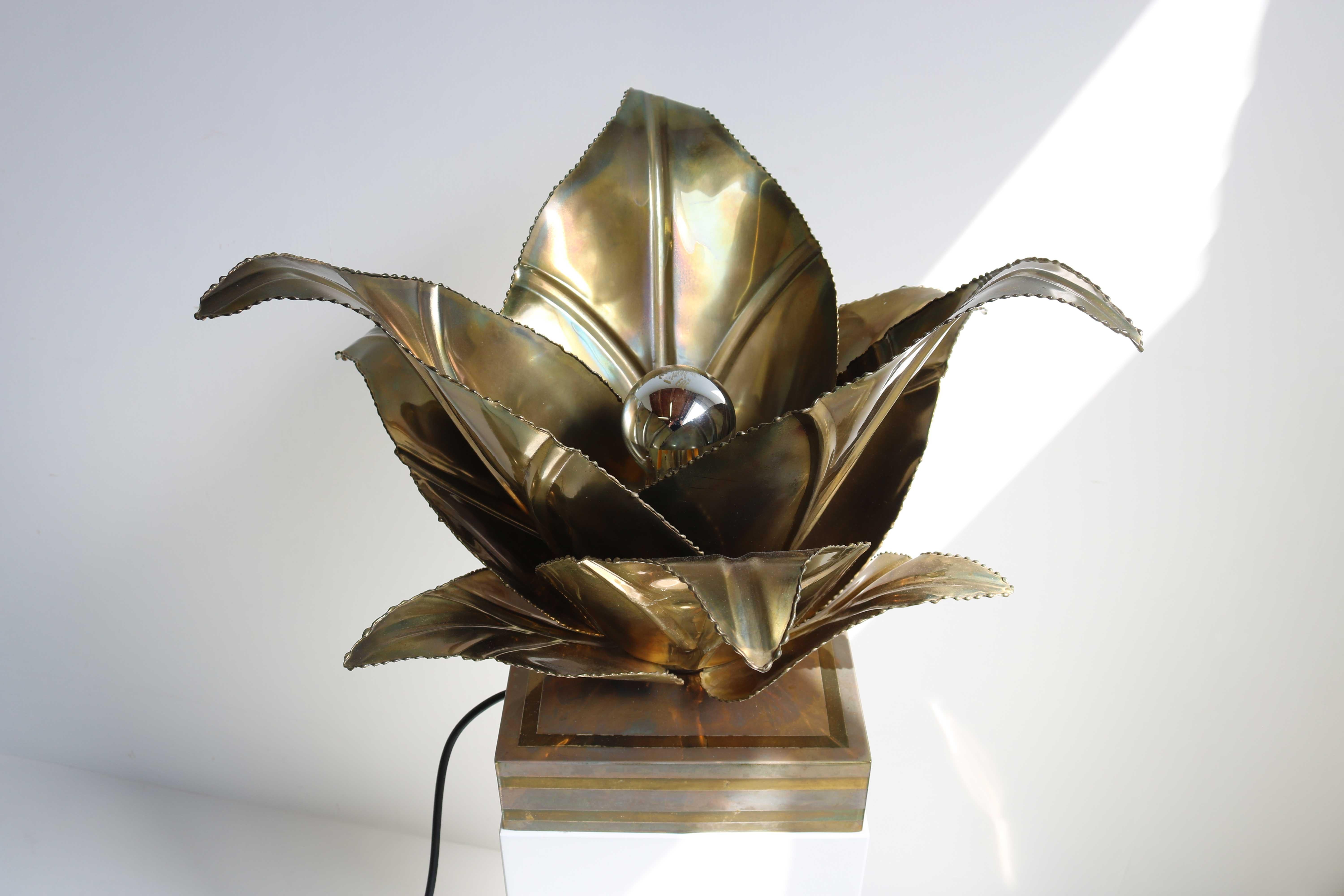 Milieu du XXe siècle Lampe de bureau à fleurs Maison Jansen Aloe Vera, Régence, lampe de table, laiton, années 60 en vente