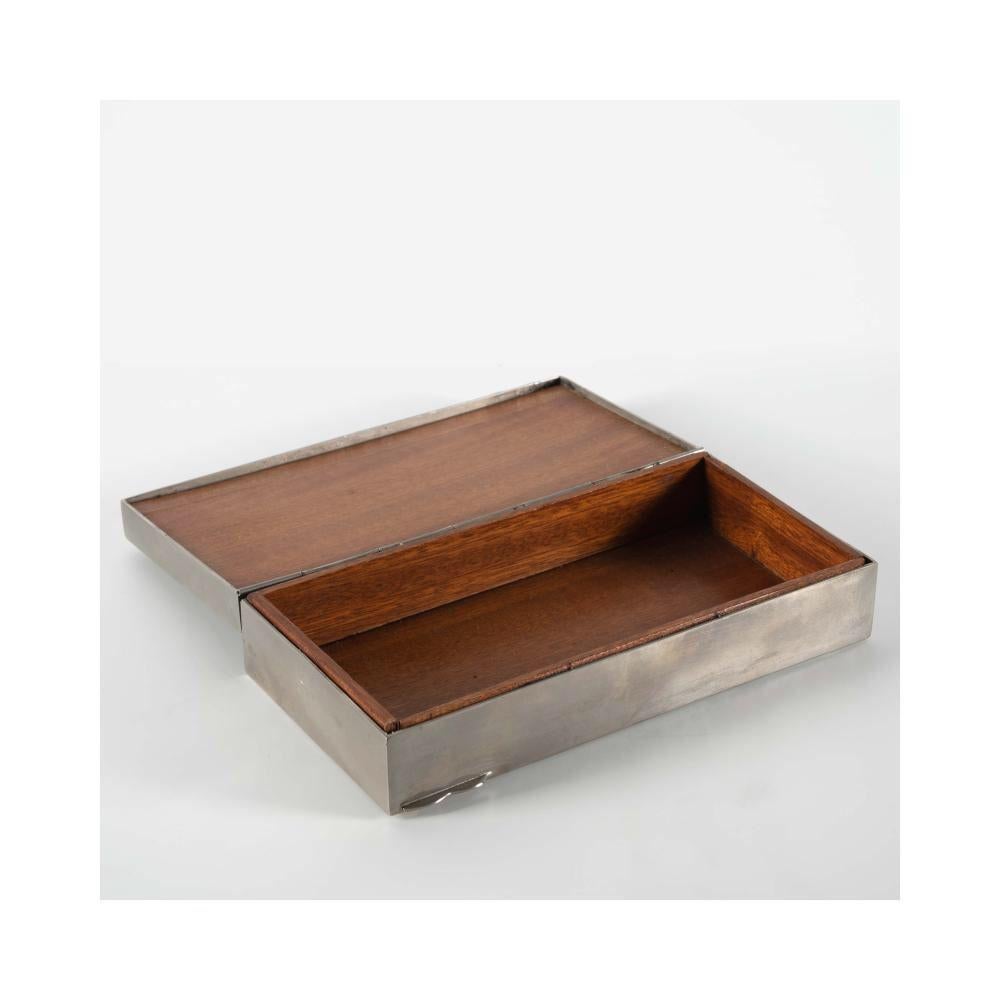 This steel, chrome-plated metal box with a wooden interior and a decorative bamboo lid is very decorative. It can be used as a treasure chest for precious objects, but at the same time it also proves to be a decorative piece of furniture to decorate