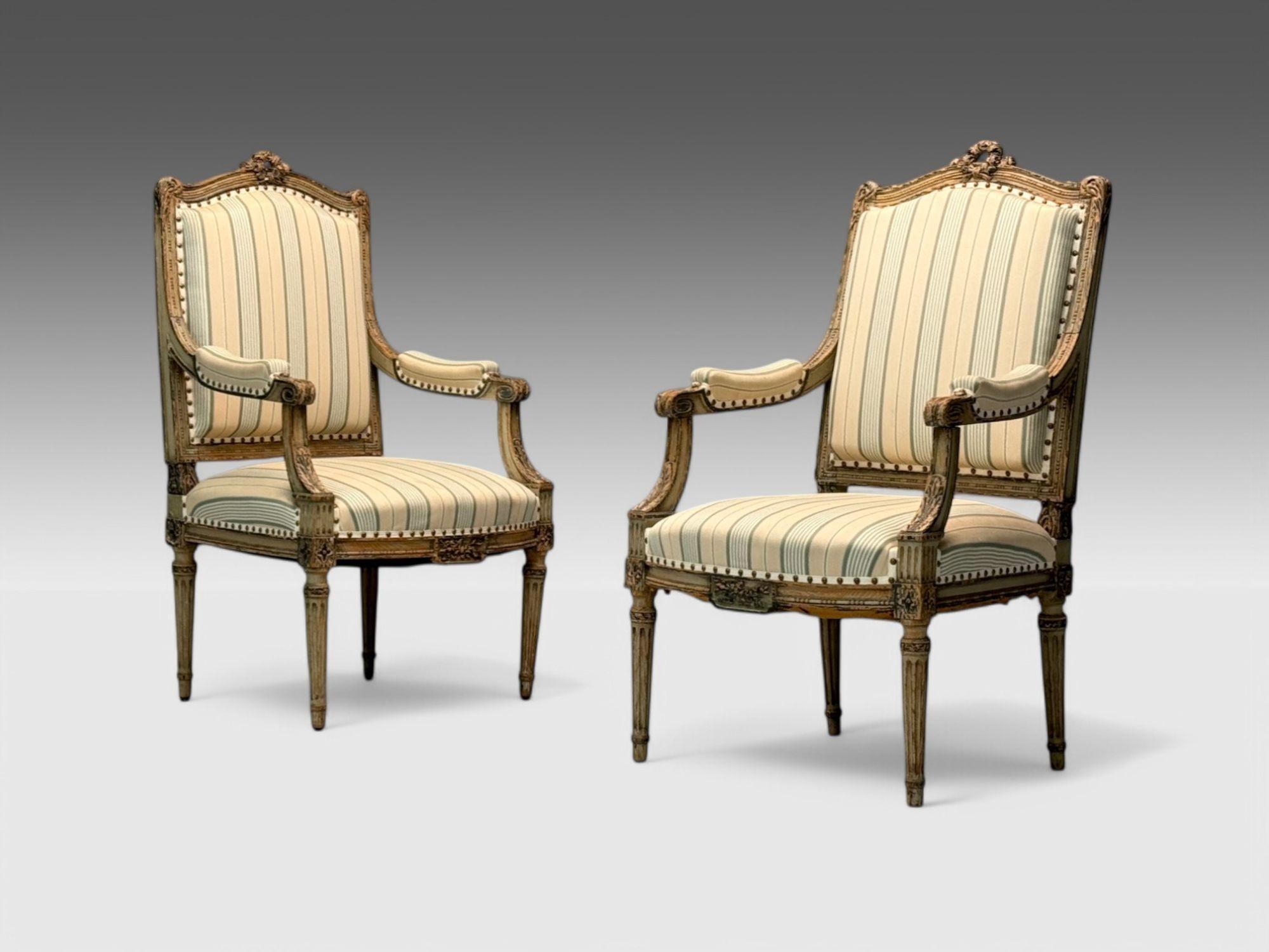 Maison Jansen attr, style Louis XVI, bois peint, tissu, chaises à bras, France, années 1940

Paire d'exquis Fauteuils français attribués à la Maison Jansen, de style Louis XVI, et produits en France vers les années 1940. Chaque exemplaire présente