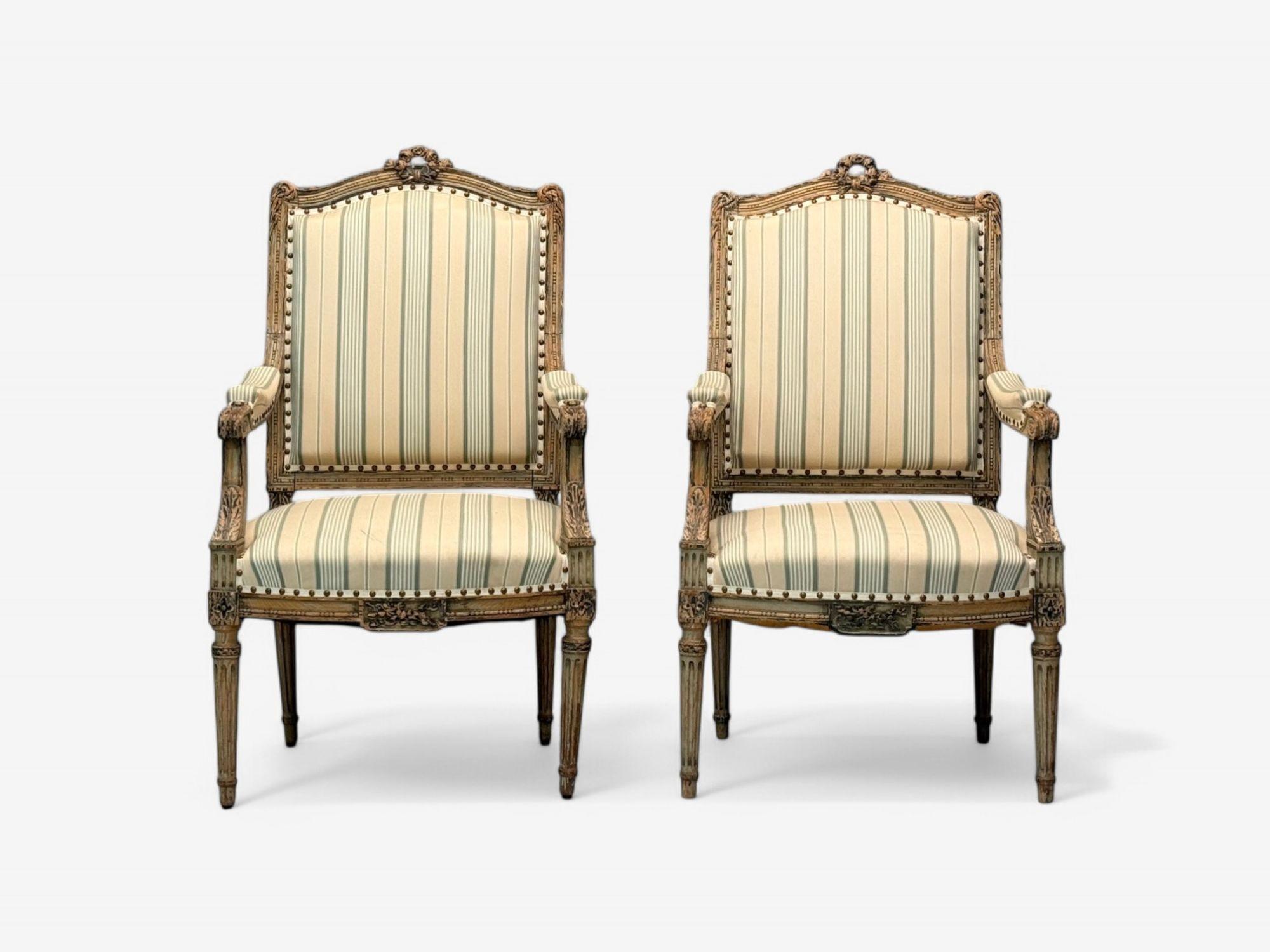 Français Maison Jansen attribuée à Louis XVI, bois peint, tissu et fauteuils, France, années 1940 en vente