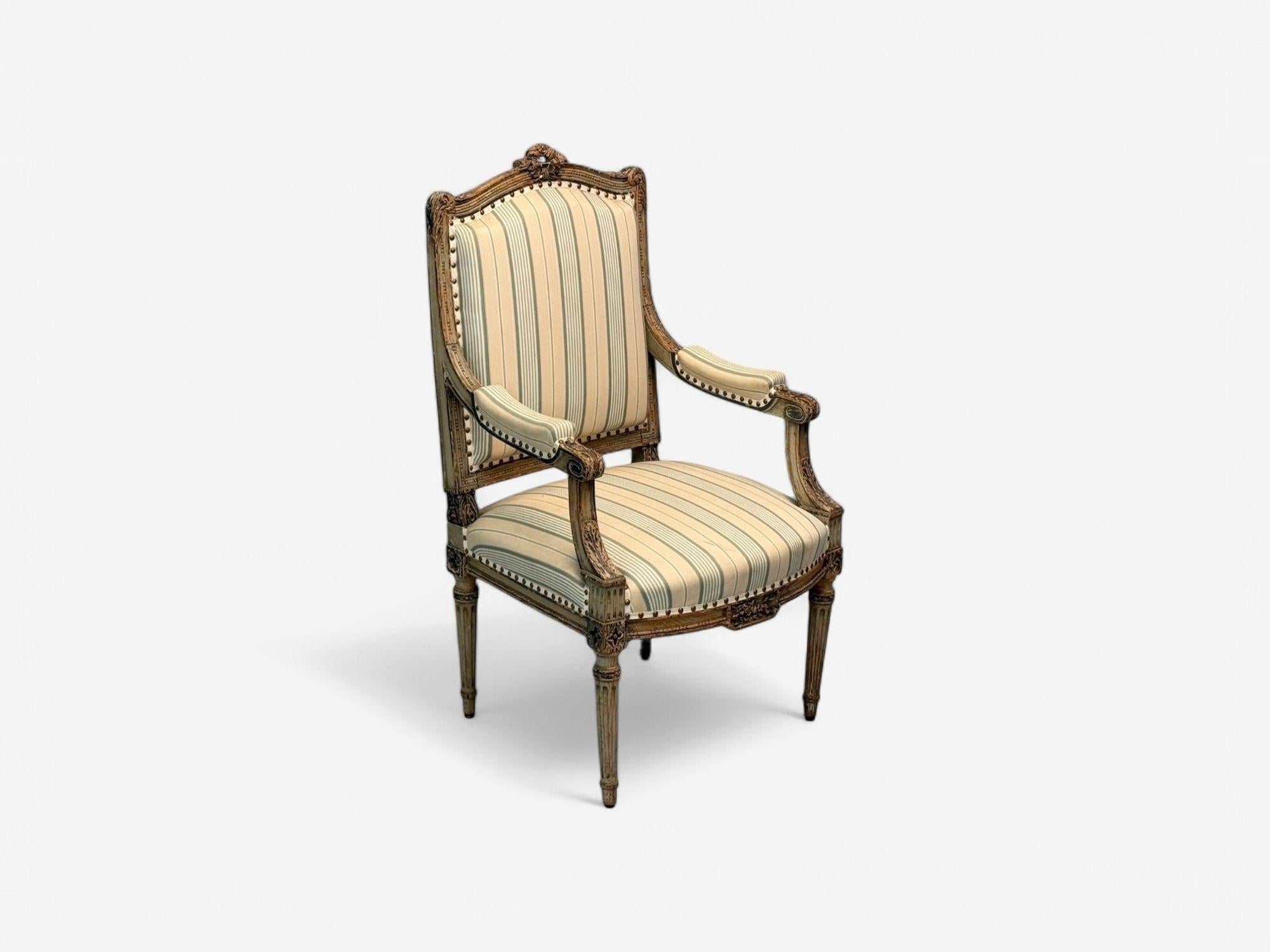 Milieu du XXe siècle Maison Jansen attribuée à Louis XVI, bois peint, tissu et fauteuils, France, années 1940 en vente