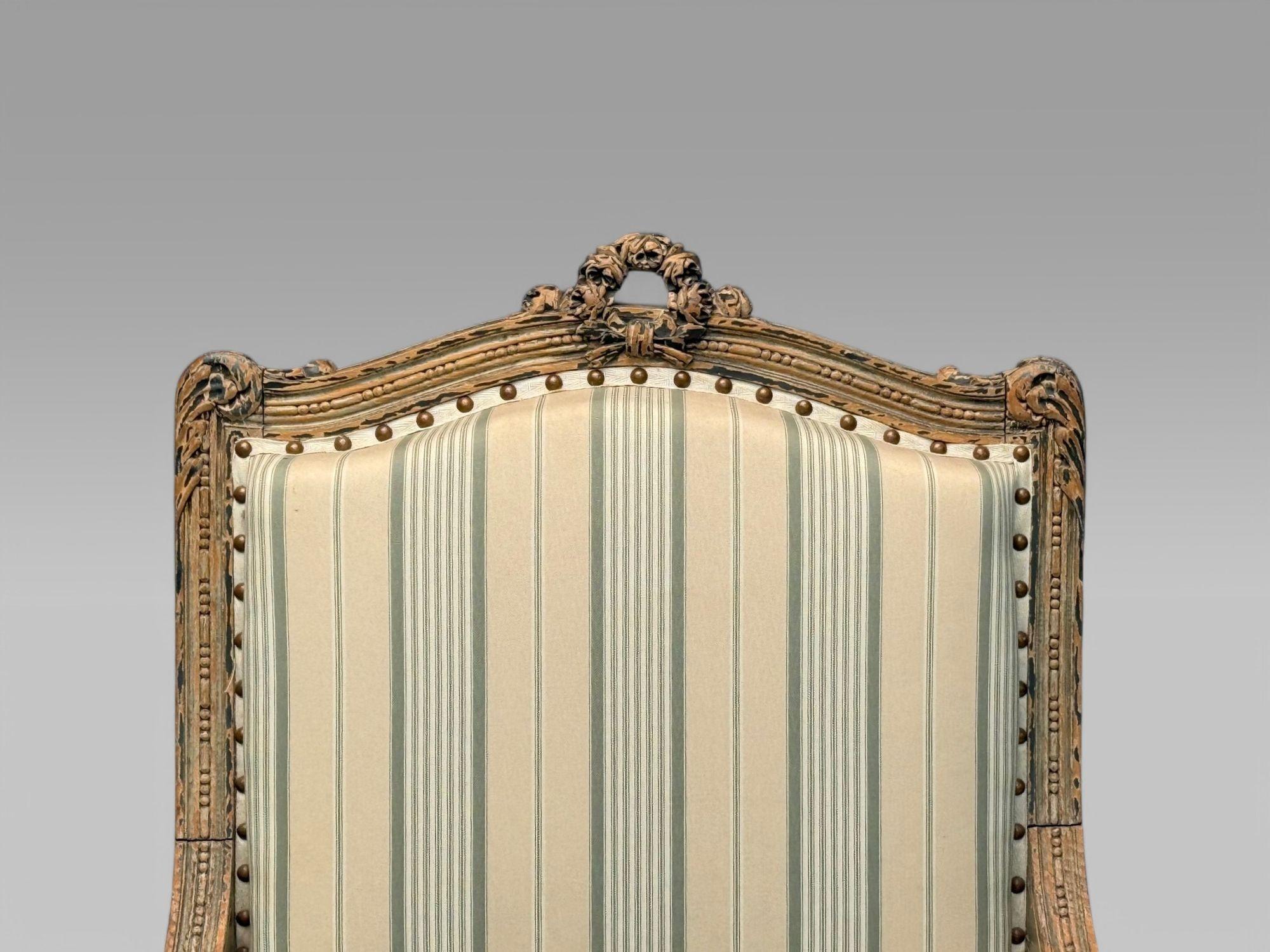 Tissu Maison Jansen attribuée à Louis XVI, bois peint, tissu et fauteuils, France, années 1940 en vente