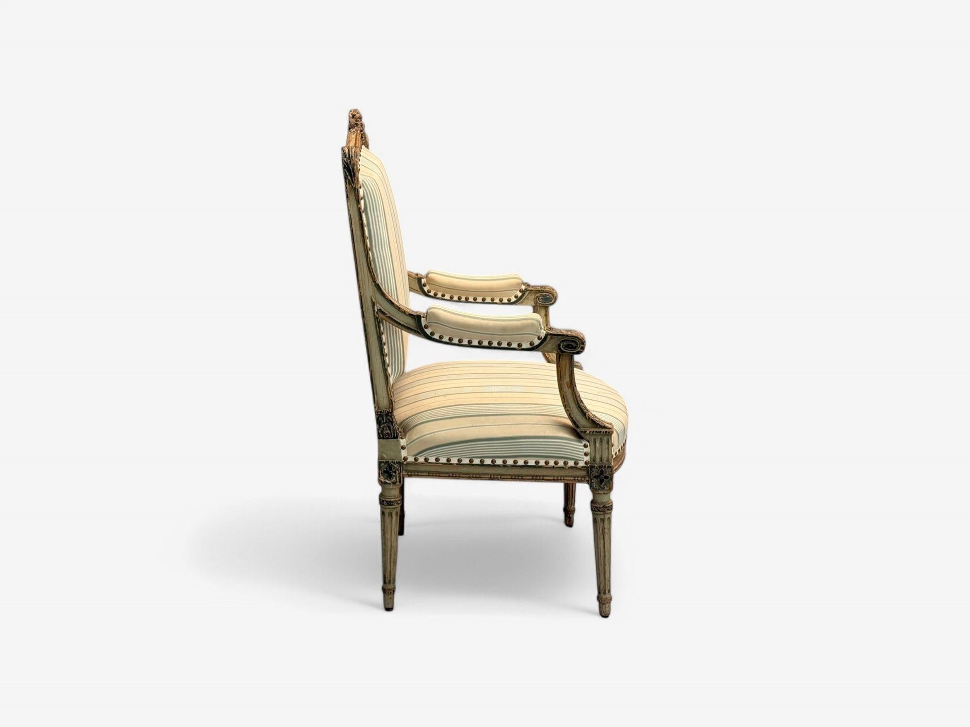 Maison Jansen attribuée à Louis XVI, bois peint, tissu et fauteuils, France, années 1940 en vente 1