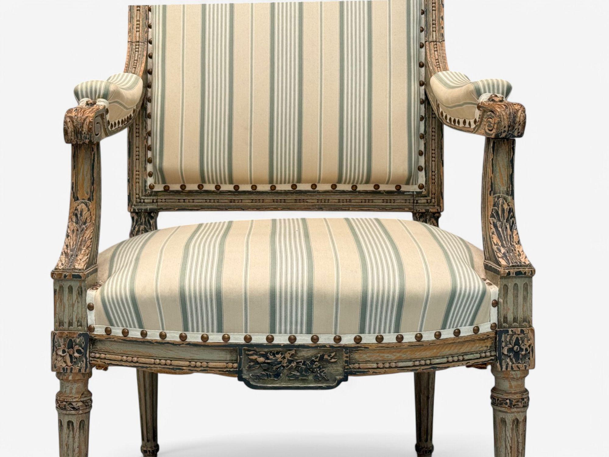 Maison Jansen attribuée à Louis XVI, bois peint, tissu et fauteuils, France, années 1940 en vente 2
