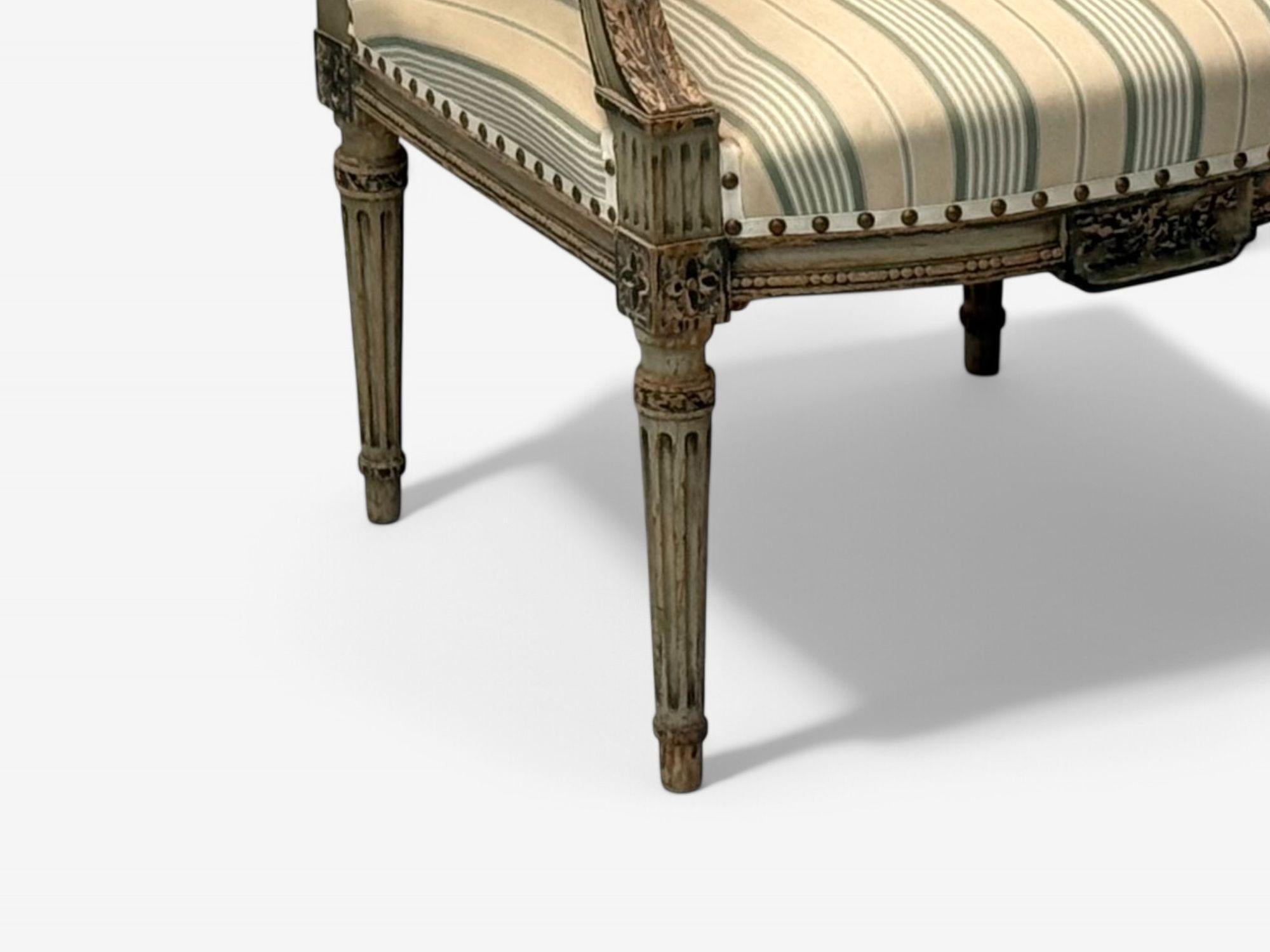 Maison Jansen attribuée à Louis XVI, bois peint, tissu et fauteuils, France, années 1940 en vente 3