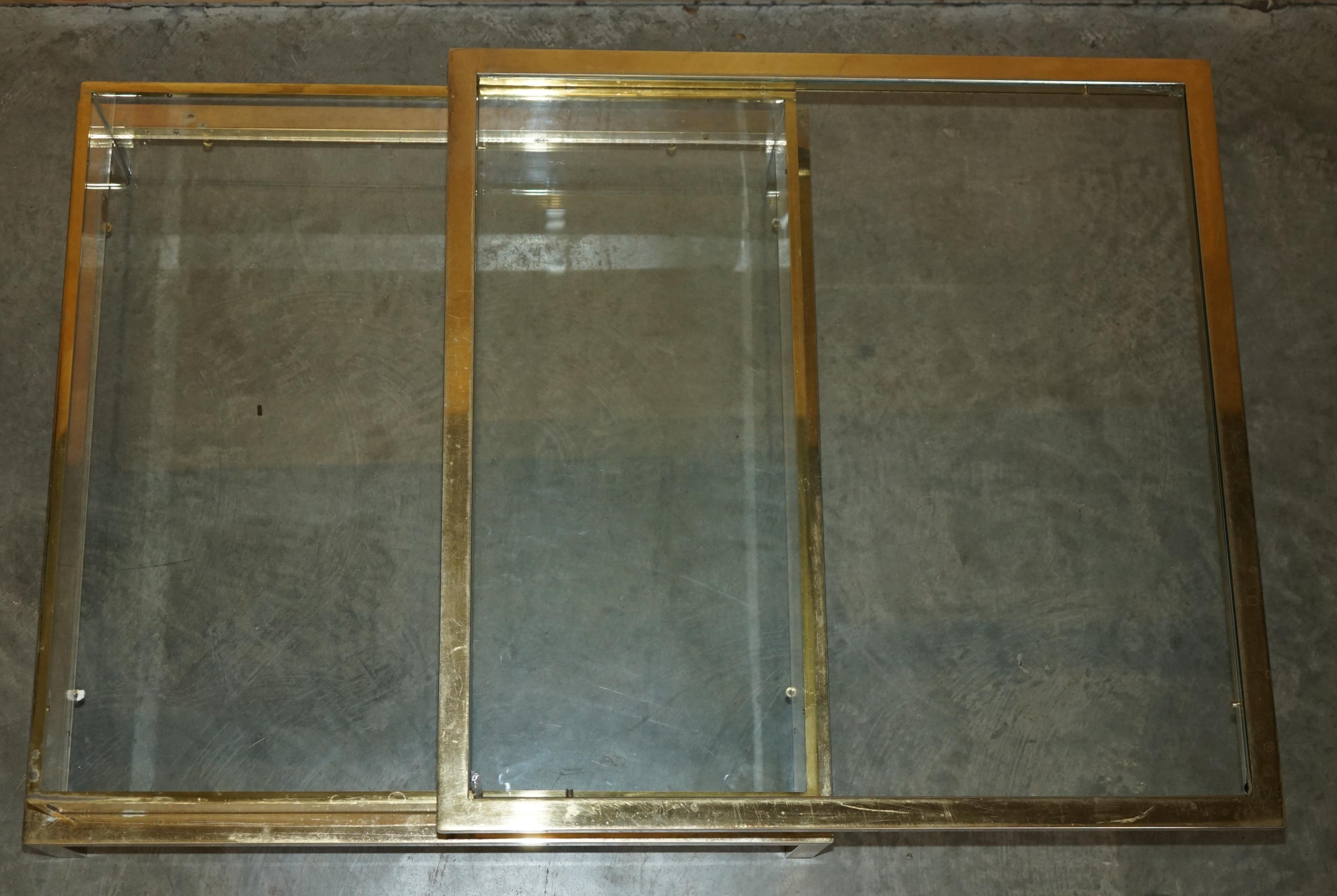 MAISON JANSEN ATTR CENTURY MODERN SHOWCASE DISPLAY BRASS GLASS COFFEE TABLE en vente 2