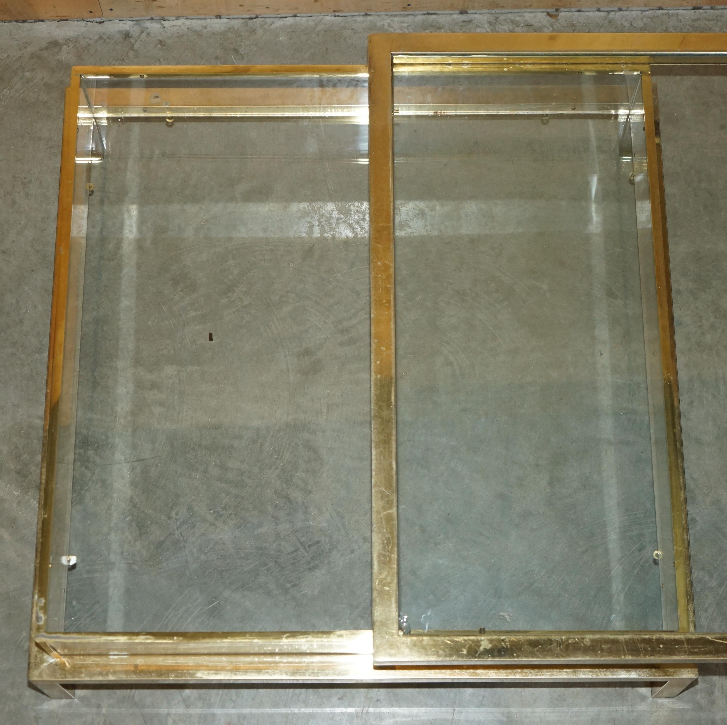 MAISON JANSEN ATTR CENTURY MODERN SHOWCASE DISPLAY BRASS GLASS COFFEE TABLE en vente 3