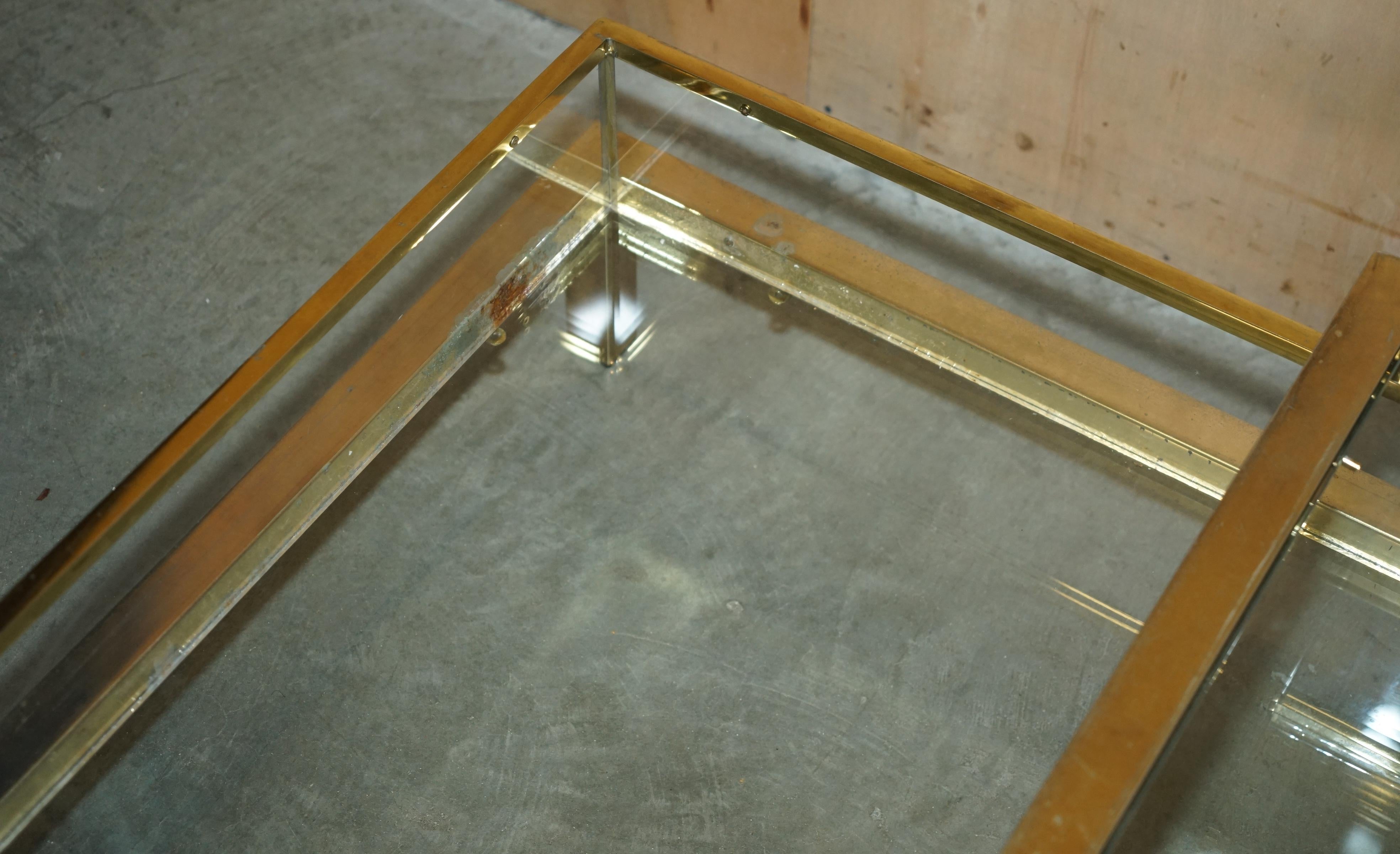 MAISON JANSEN ATTR CENTURY MODERN SHOWCASE DISPLAY BRASS GLASS COFFEE TABLE en vente 4