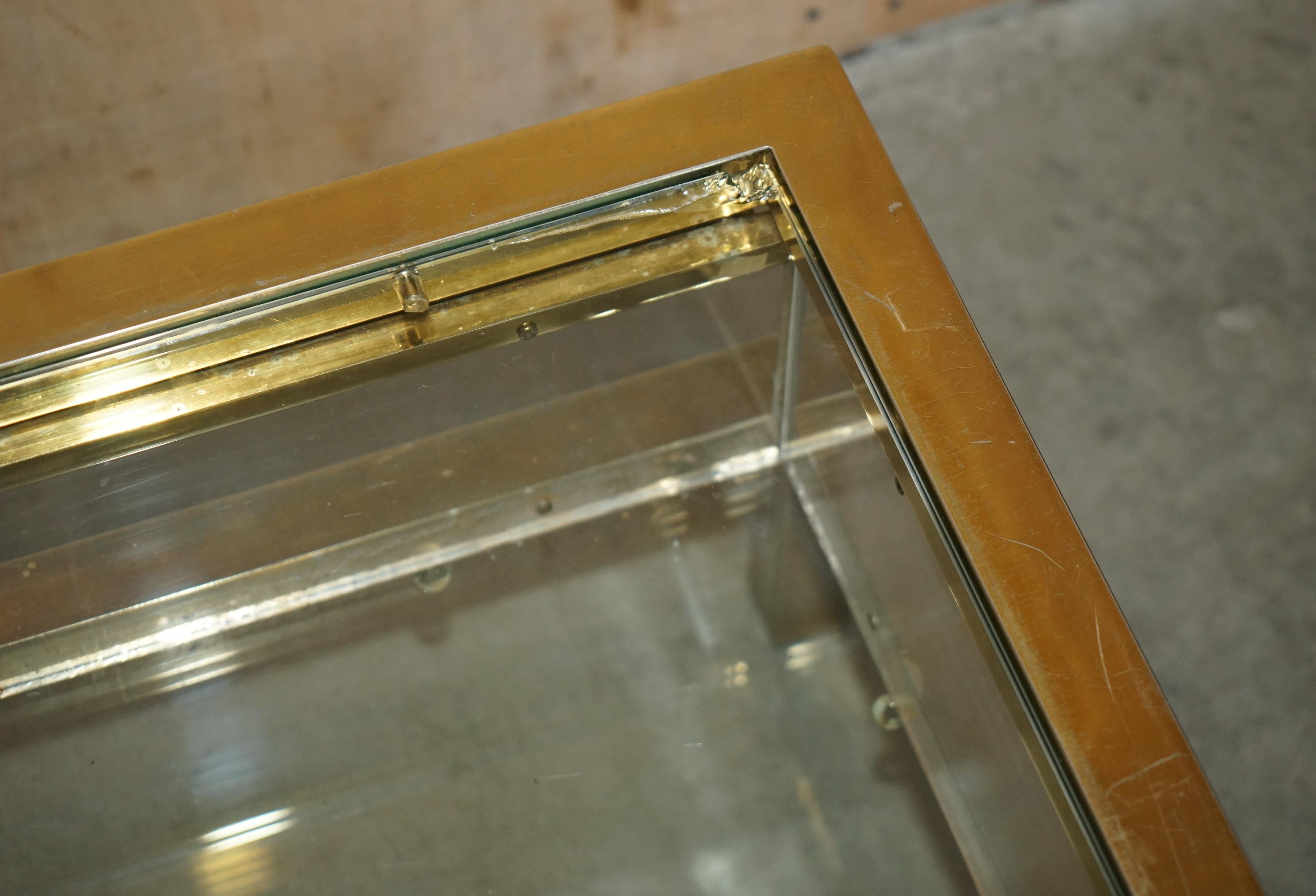 MAISON JANSEN ATTR CENTURY MODERN SHOWCASE DISPLAY BRASS GLASS COFFEE TABLE en vente 6