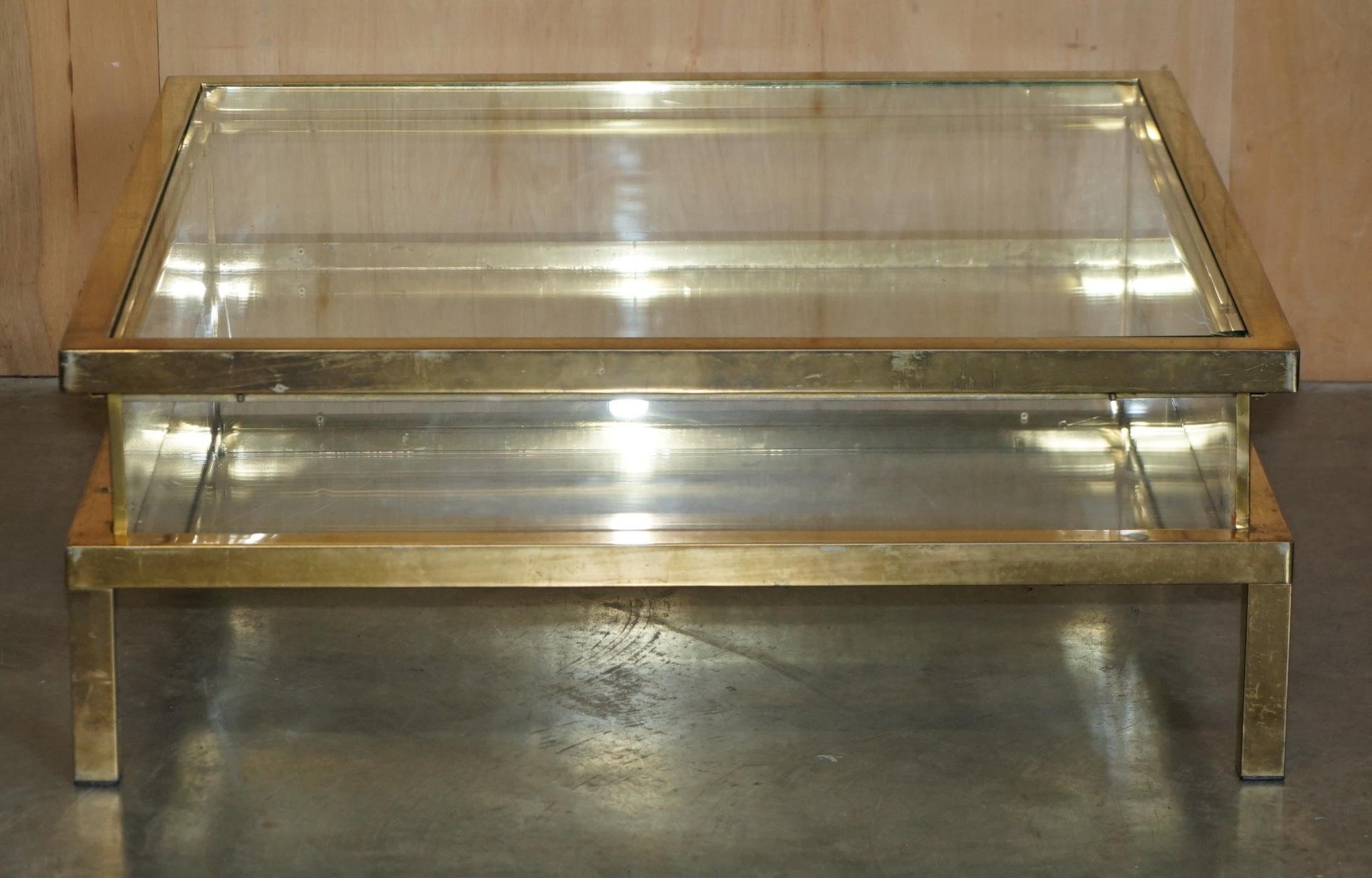 Mid-Century Modern MAISON JANSEN ATTR CENTURY MODERN SHOWCASE DISPLAY BRASS GLASS COFFEE TABLE en vente