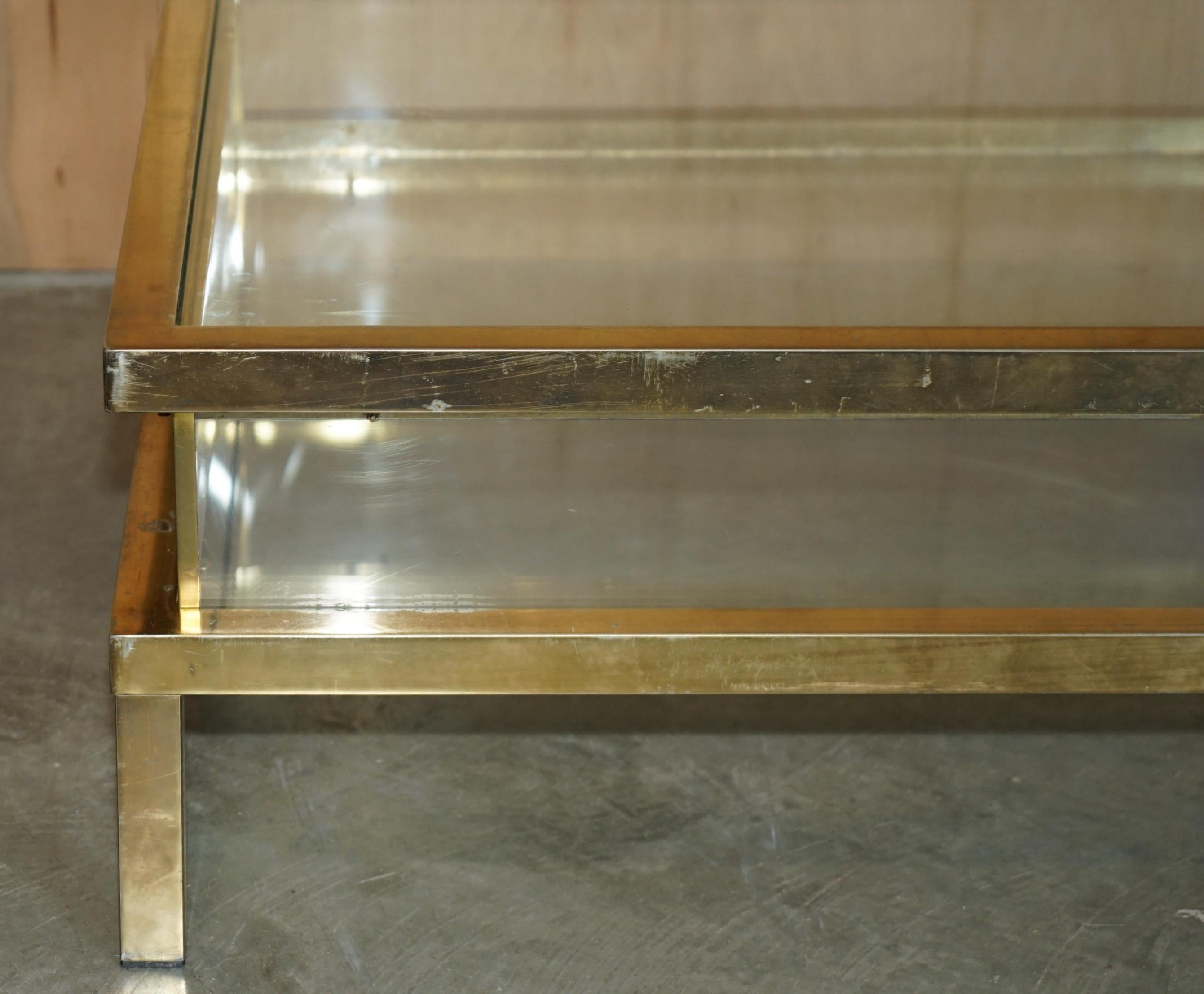 Français MAISON JANSEN ATTR CENTURY MODERN SHOWCASE DISPLAY BRASS GLASS COFFEE TABLE en vente