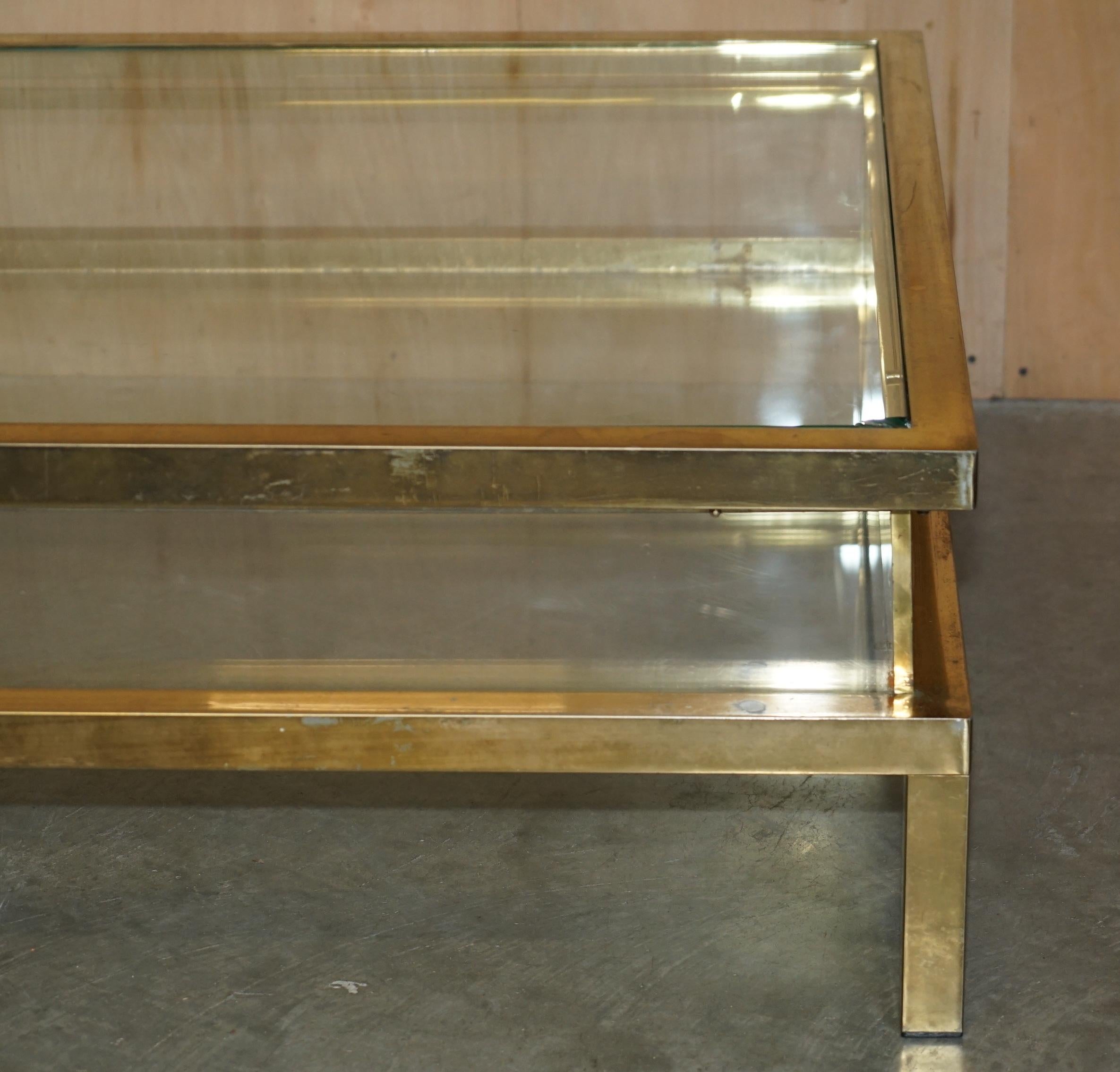 Fait main MAISON JANSEN ATTR CENTURY MODERN SHOWCASE DISPLAY BRASS GLASS COFFEE TABLE en vente