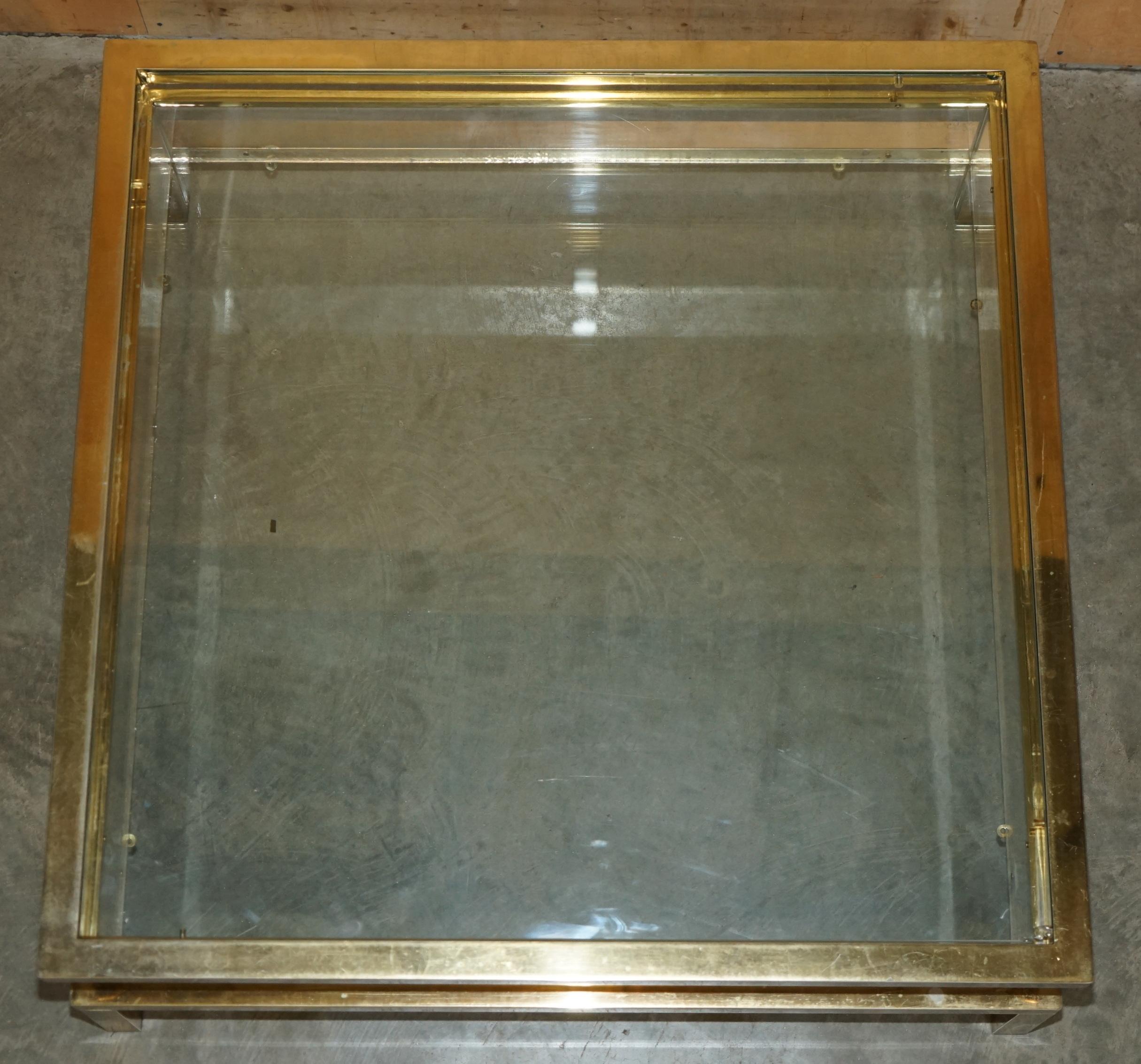 MAISON JANSEN ATTR CENTURY MODERN SHOWCASE DISPLAY BRASS GLASS COFFEE TABLE État moyen - En vente à West Sussex, Pulborough