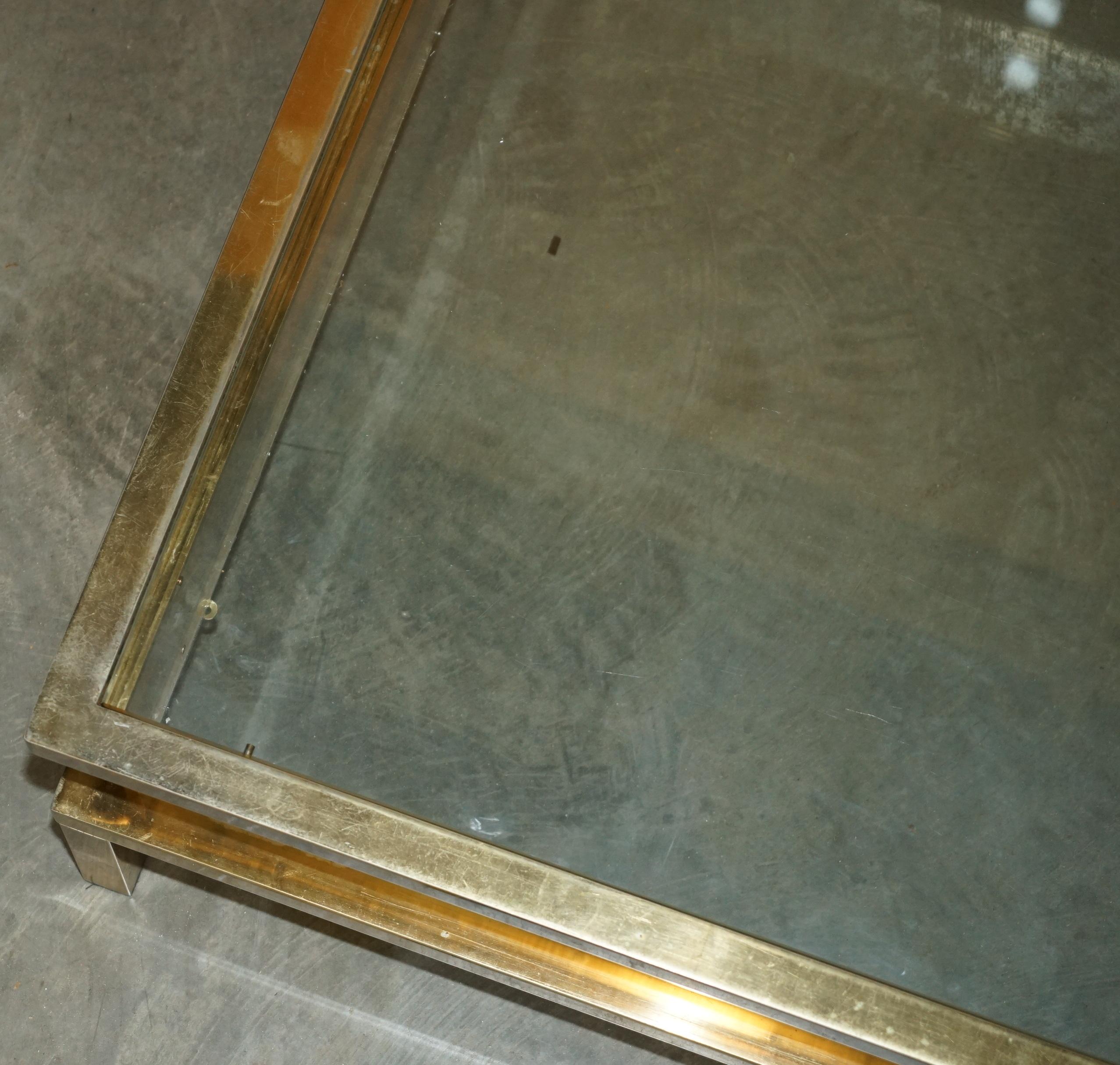 Milieu du XXe siècle MAISON JANSEN ATTR CENTURY MODERN SHOWCASE DISPLAY BRASS GLASS COFFEE TABLE en vente