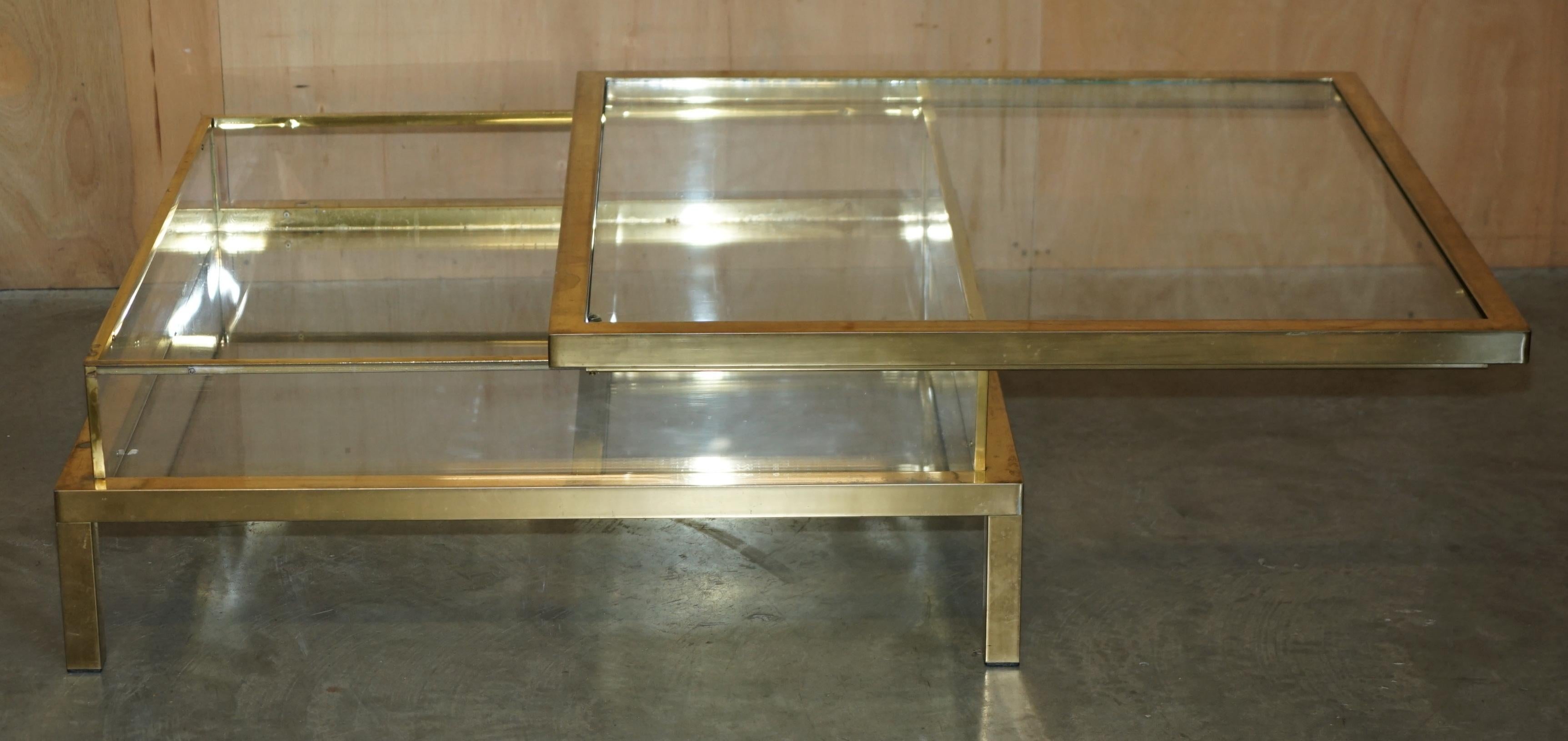 MAISON JANSEN ATTR CENTURY MODERN SHOWCASE DISPLAY BRASS GLASS COFFEE TABLE en vente 1