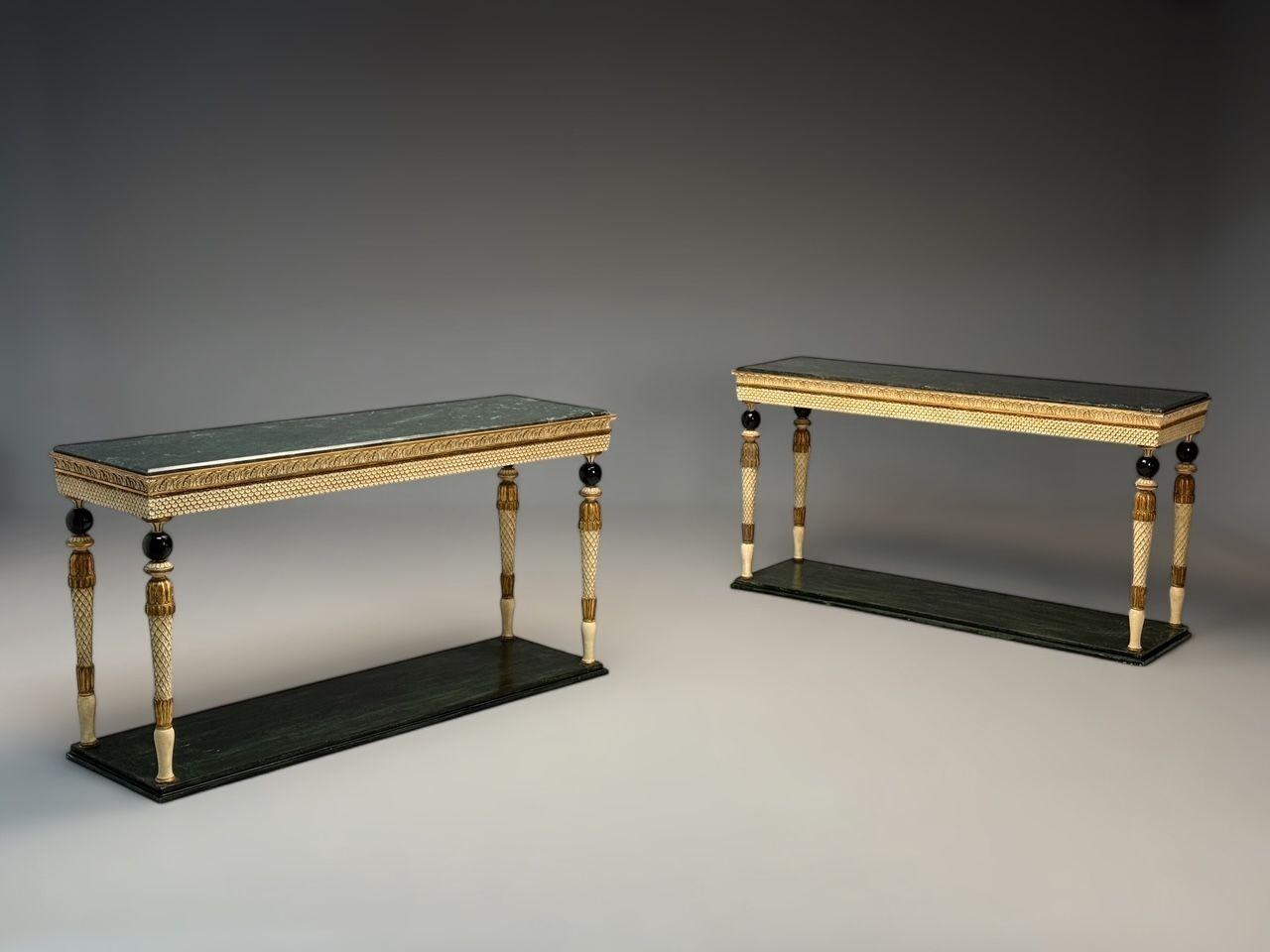 Français Consoles de style néoclassique Maison Jansen, bois sculpté, marbre vert