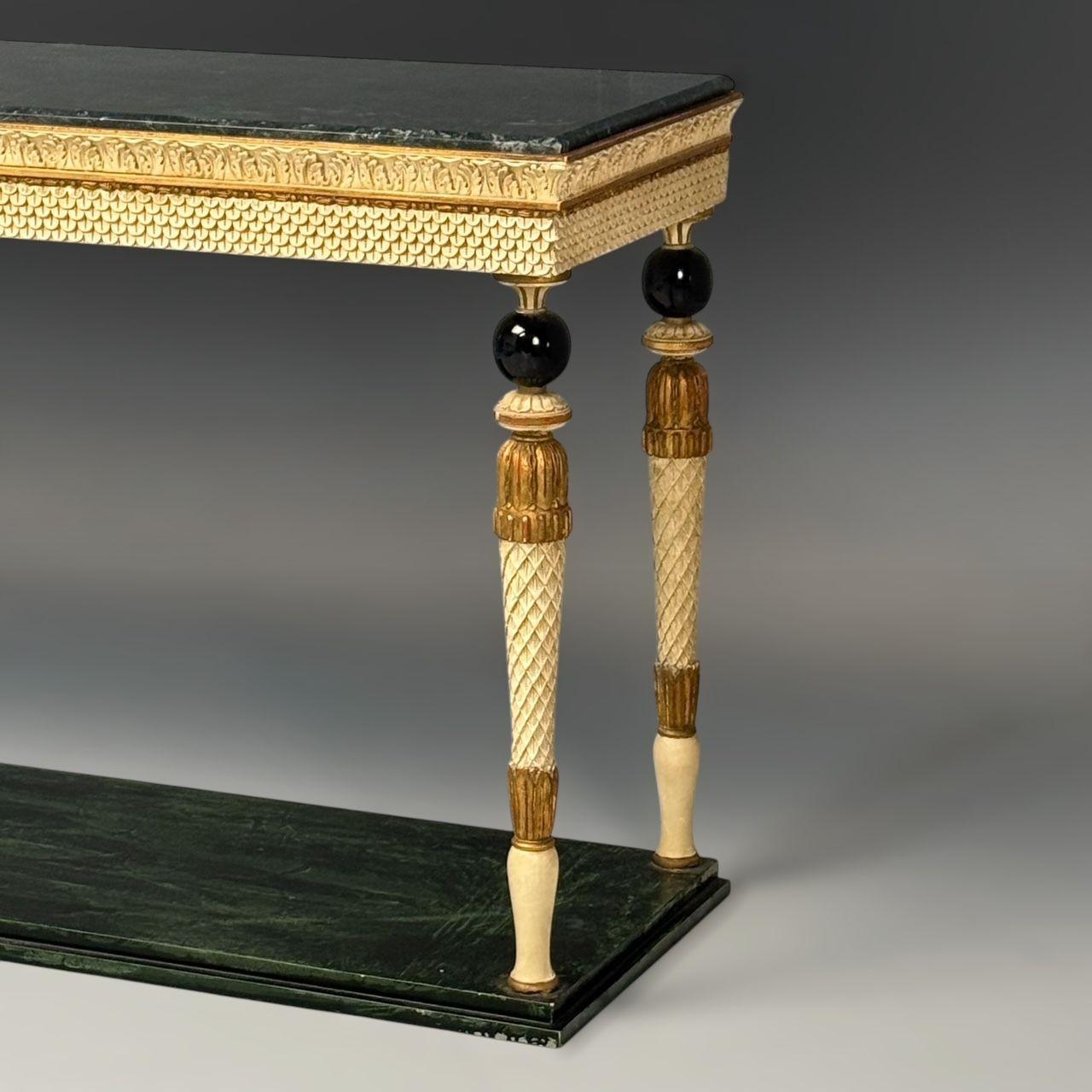 20ième siècle Consoles de style néoclassique Maison Jansen, bois sculpté, marbre vert