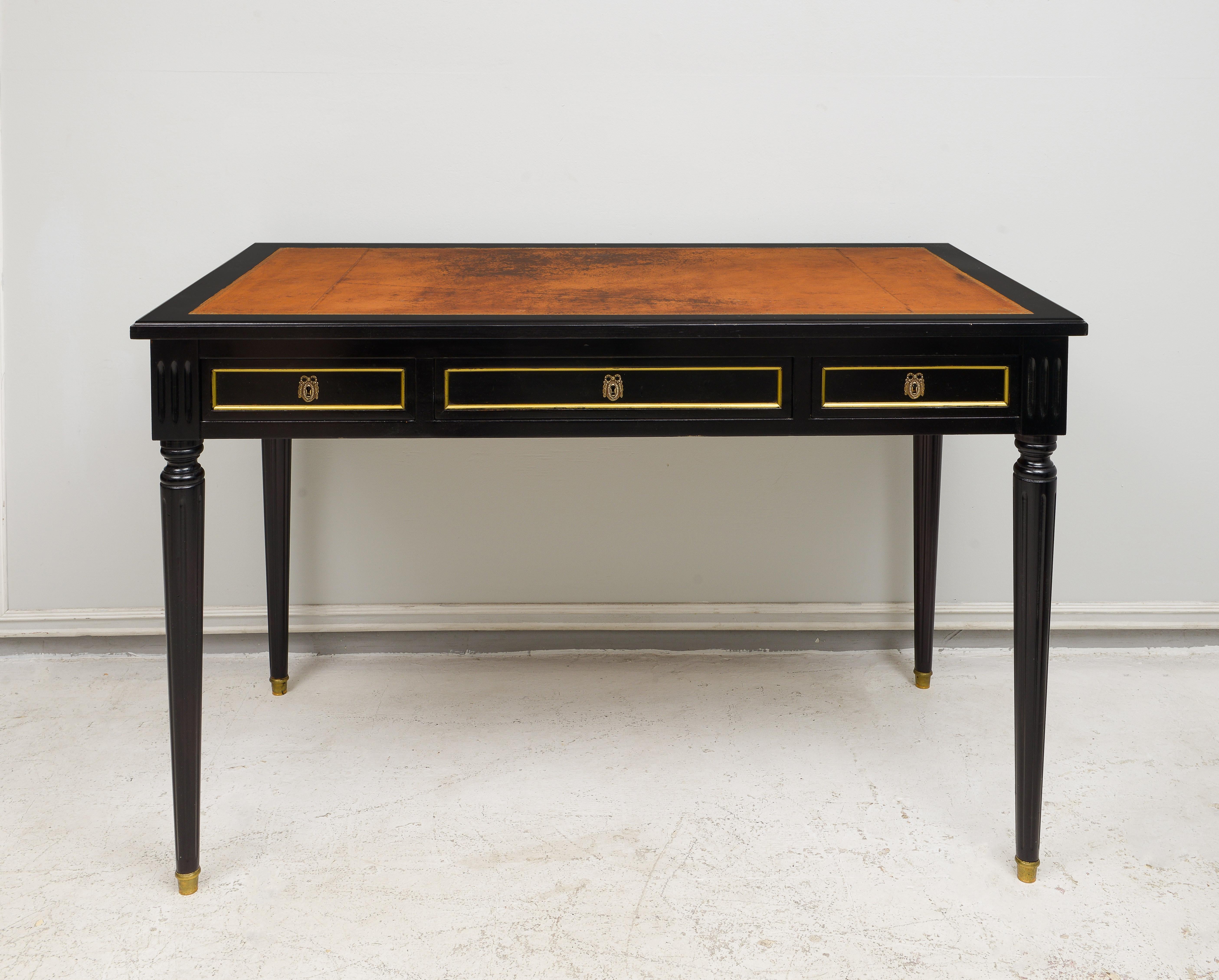 Französischer Vintage-Schreibtisch mit Lederplatte und ausziehbaren Gleitern.
Der Tisch lässt sich auf jeder Seite um 12,5