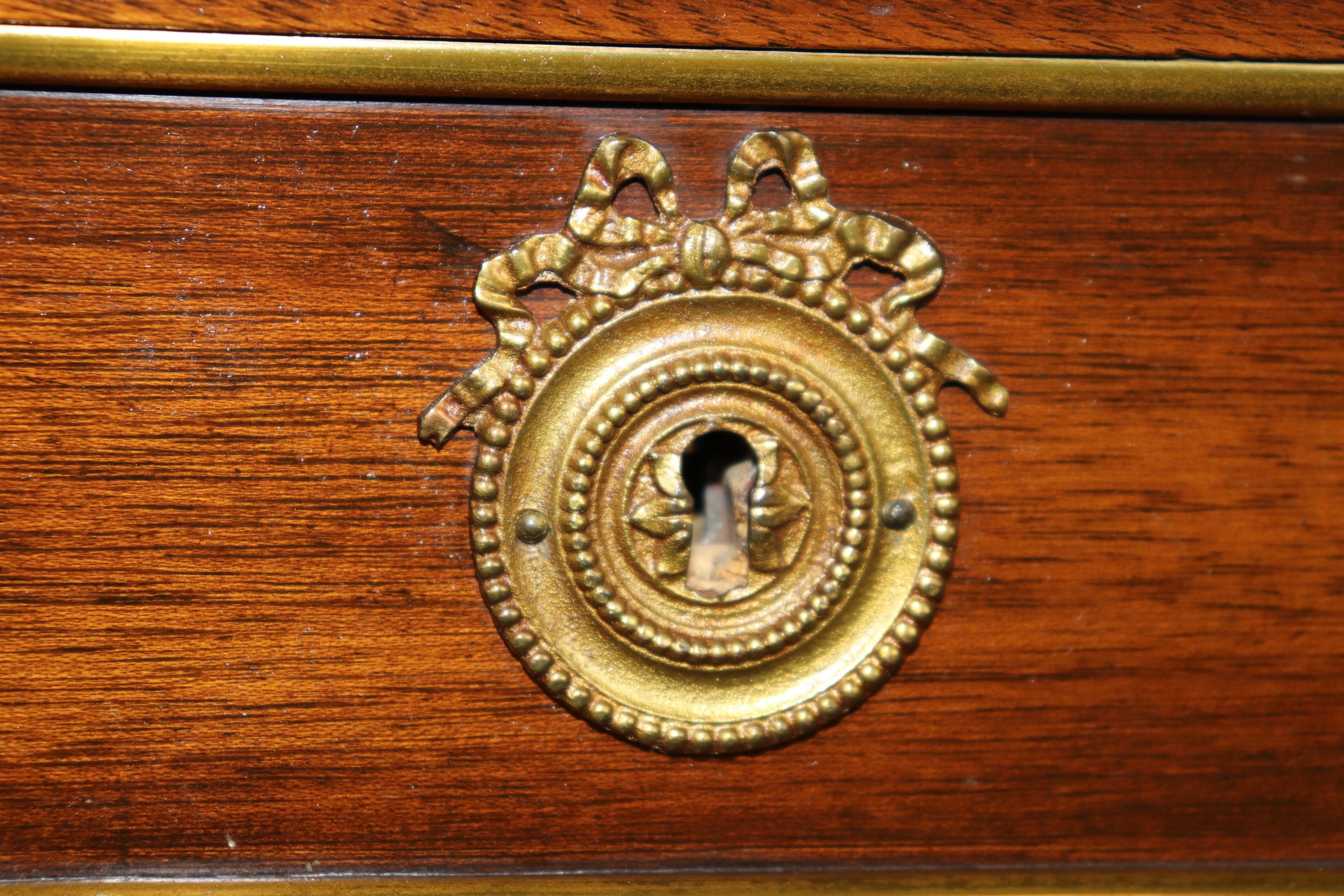 Maison Jansen Attribute Gray Marble Top Brass and Bronze Adorned Triple Dresser en vente 4