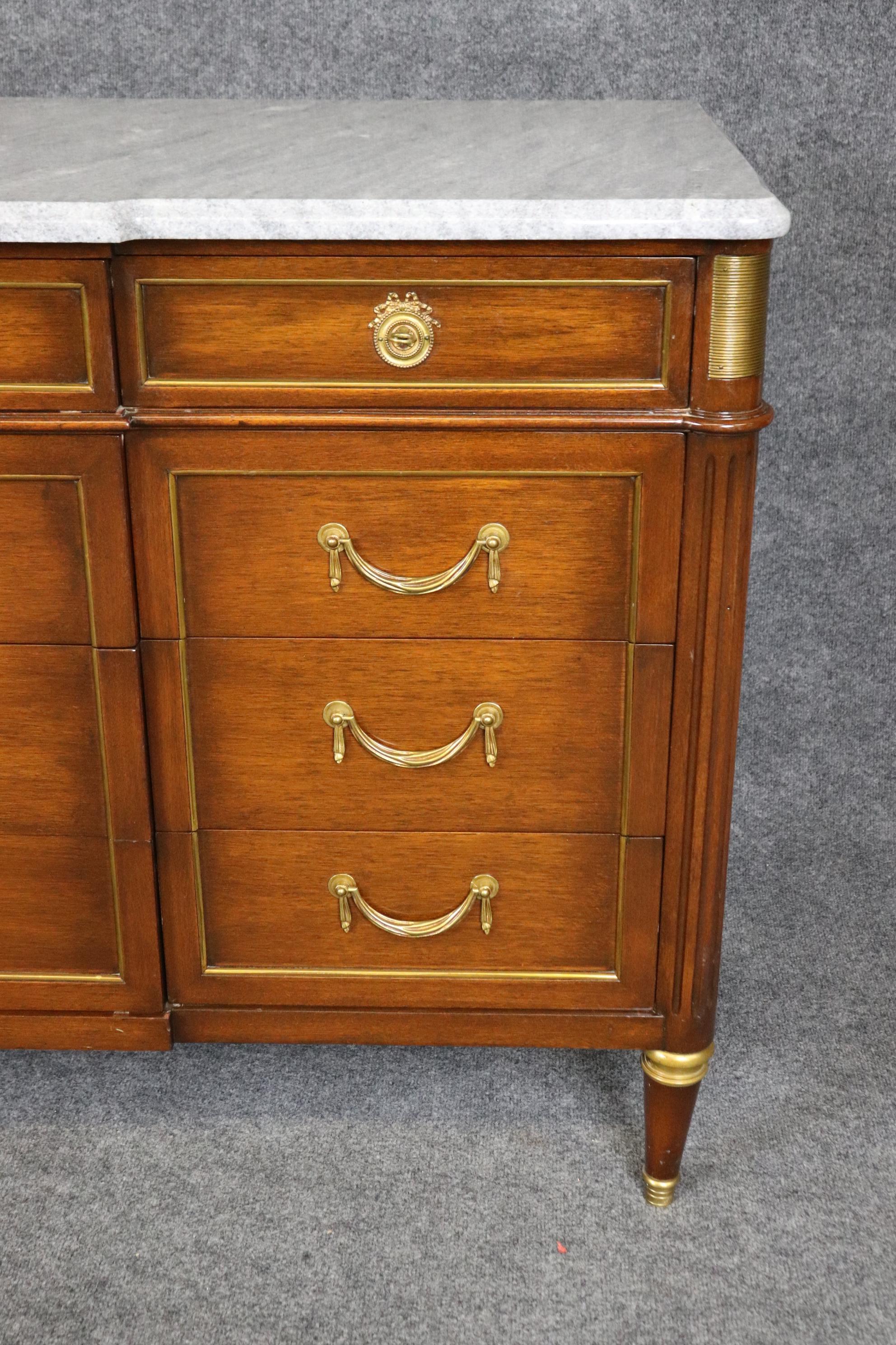 Maison Jansen Attribute Gray Marble Top Brass and Bronze Adorned Triple Dresser en vente 7