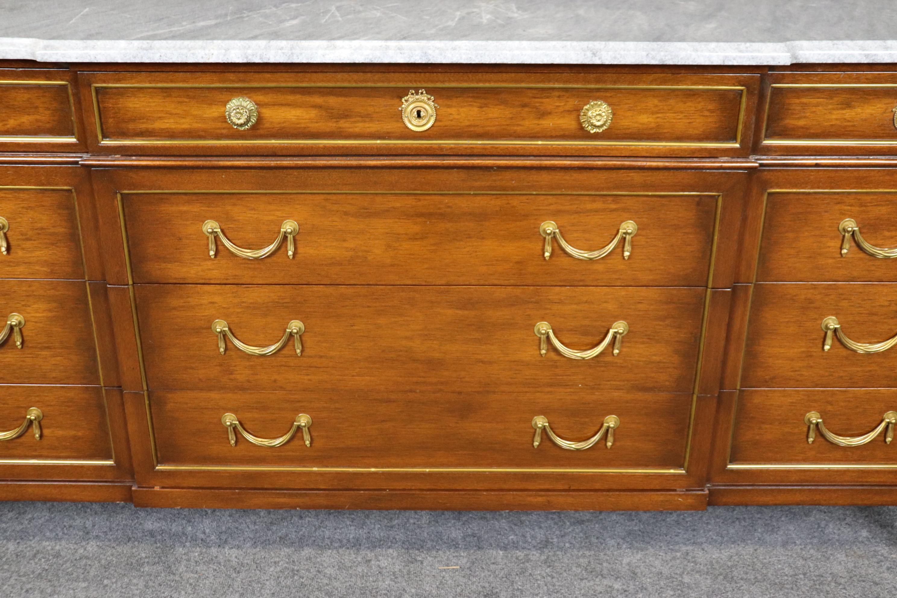 Maison Jansen Attribute Gray Marble Top Brass and Bronze Adorned Triple Dresser en vente 8
