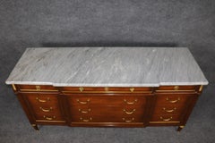 Cómoda triple Maison Jansen Attributed con tapa de mármol gris y adornos de latón y bronce