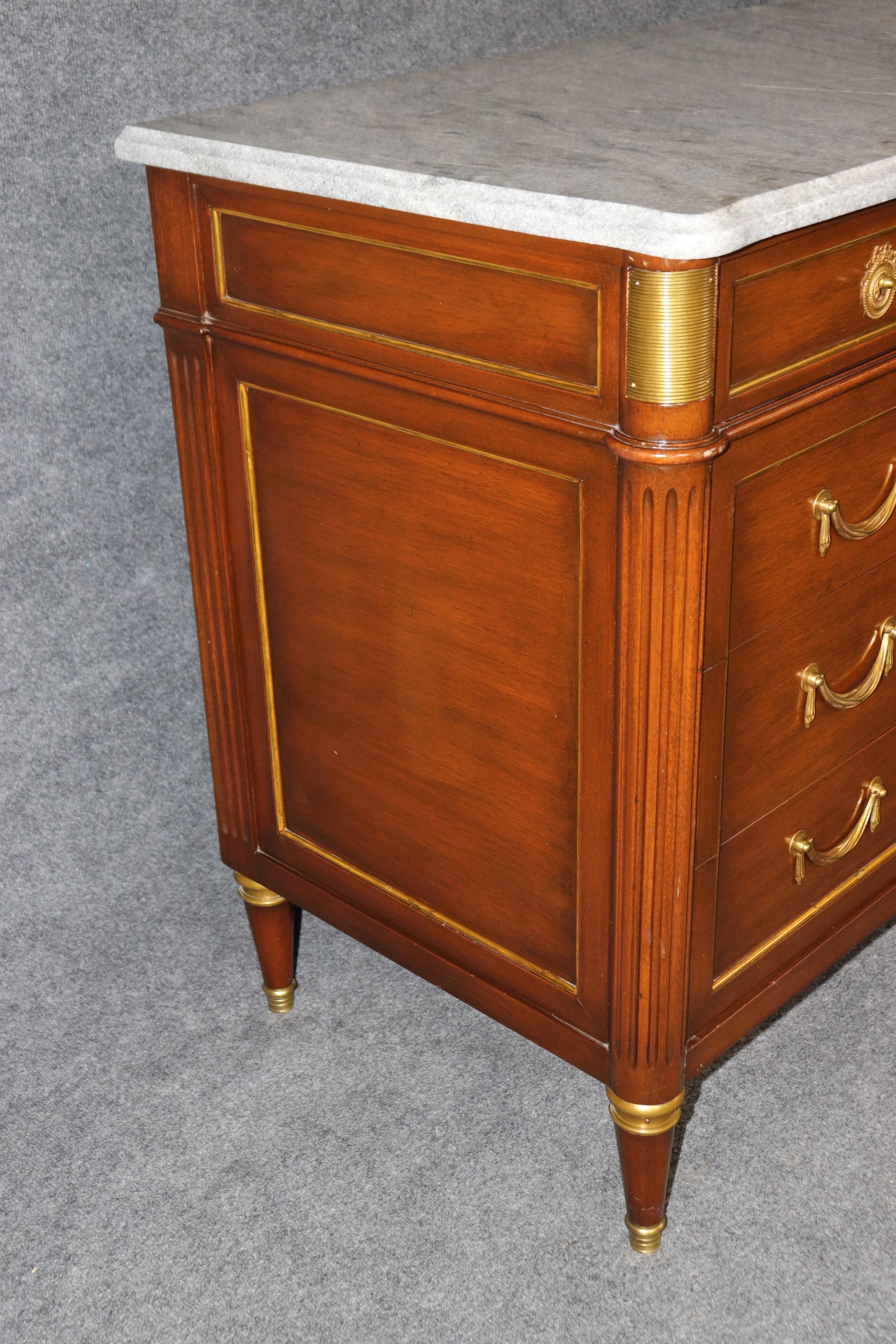 Milieu du XXe siècle Maison Jansen Attribute Gray Marble Top Brass and Bronze Adorned Triple Dresser en vente