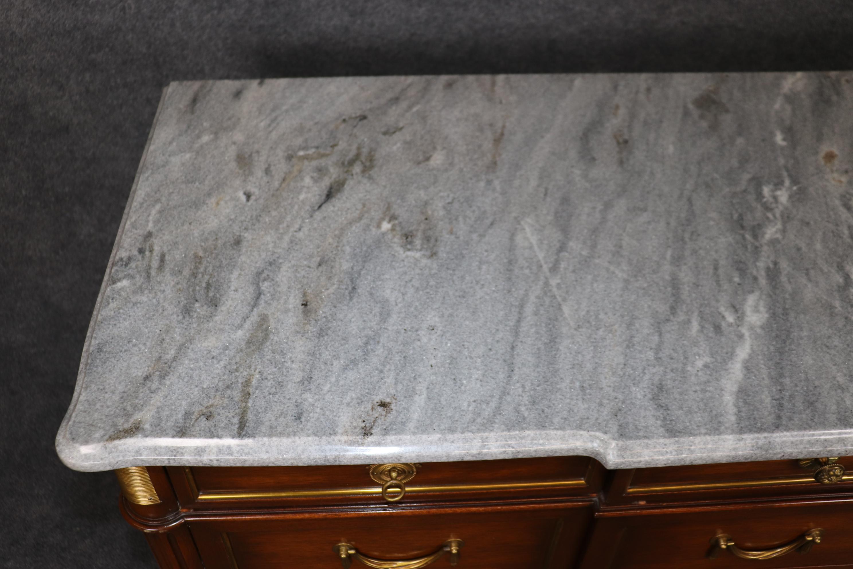Laiton Maison Jansen Attribute Gray Marble Top Brass and Bronze Adorned Triple Dresser en vente