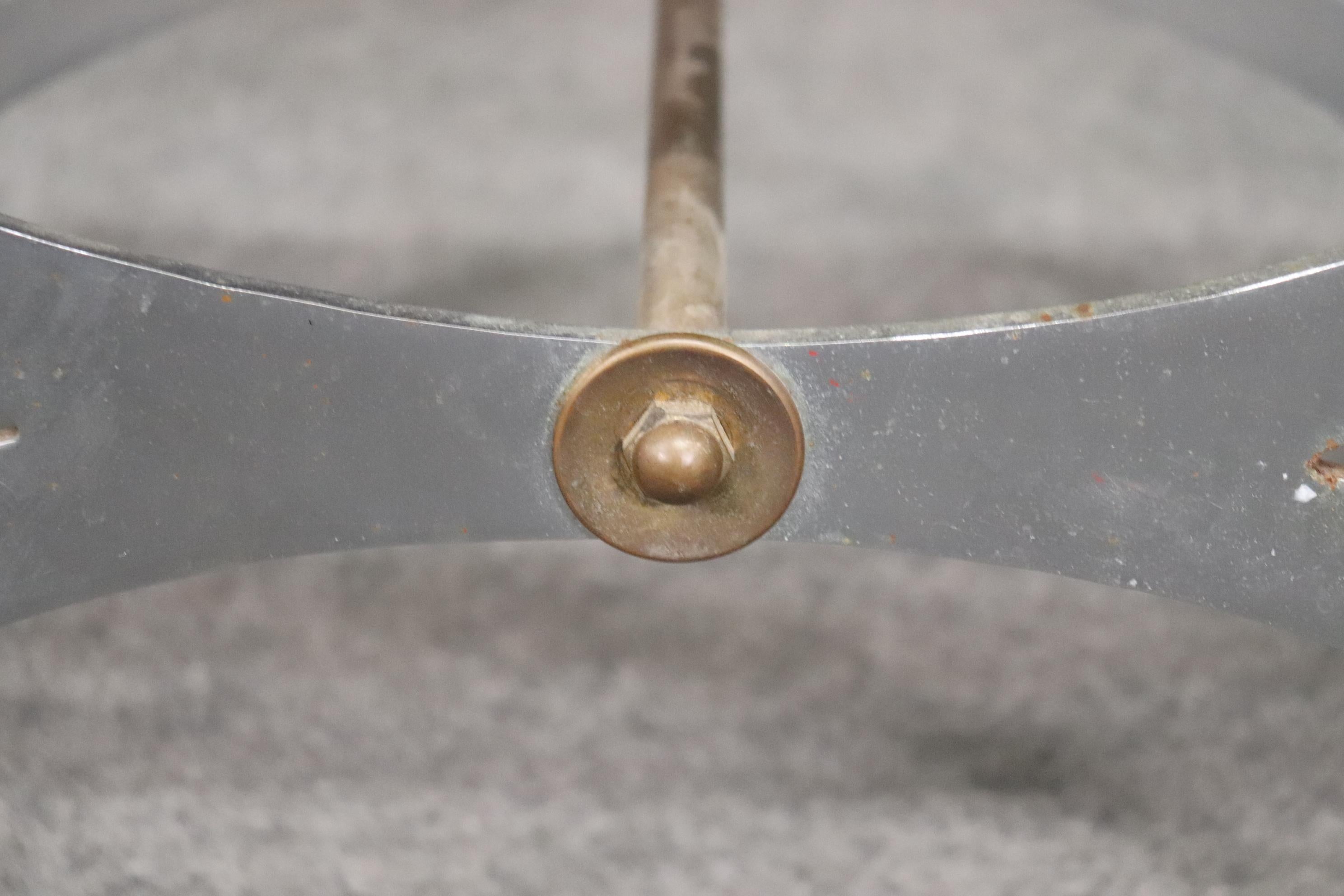 Maison Jansen zugeschriebener Fußhocker aus Metall und Messing um 1950 im Angebot 4