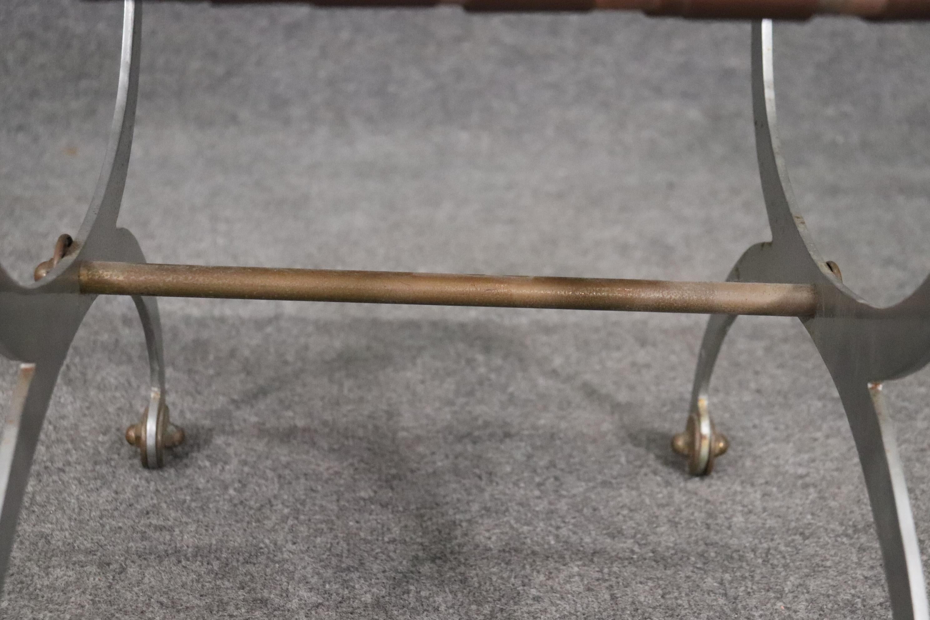 Maison Jansen zugeschriebener Fußhocker aus Metall und Messing um 1950 im Angebot 2