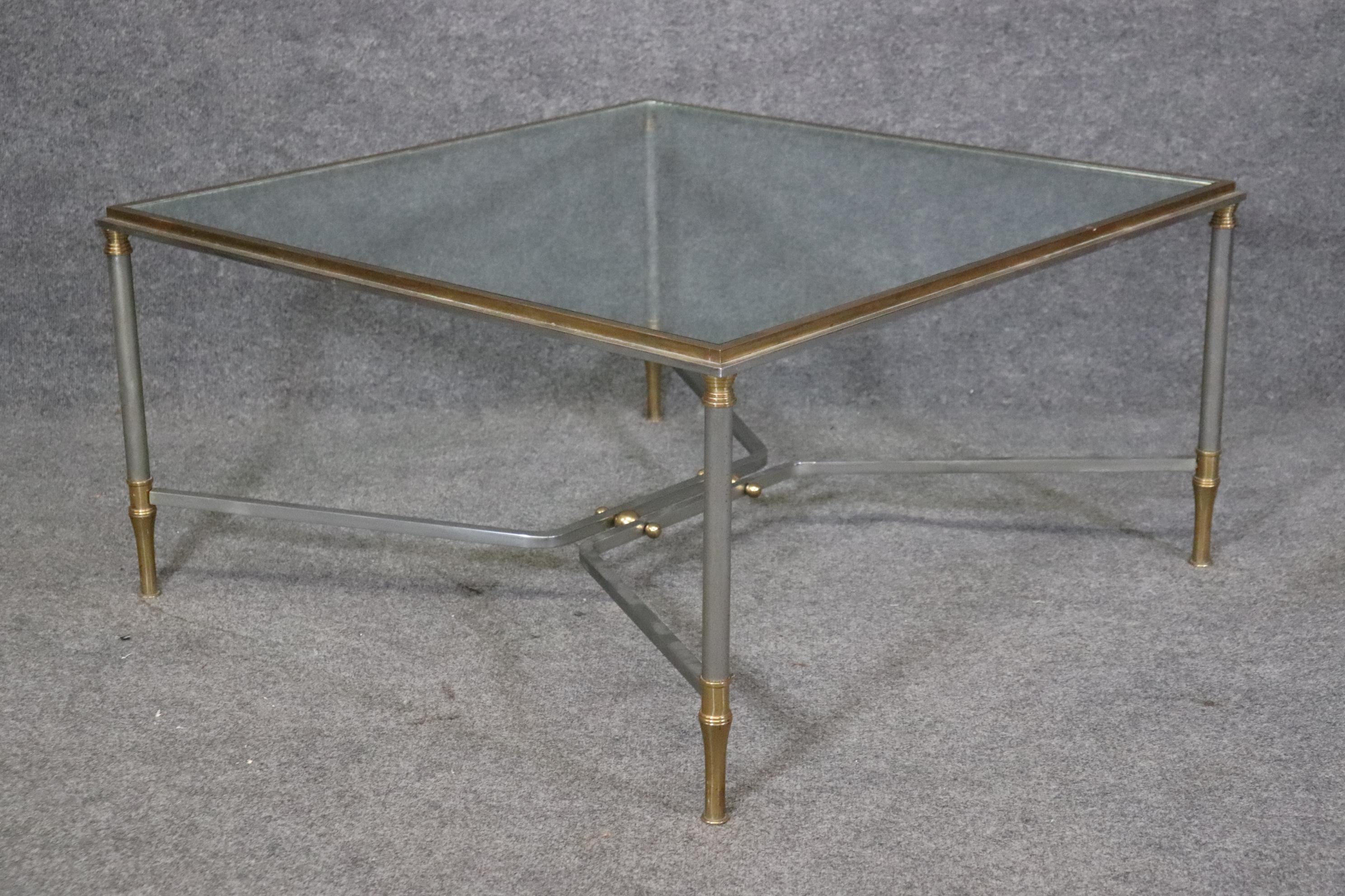 Hollywood Regency Maison Jansen Table basse à plateau de verre en métal et laiton attribué en vente