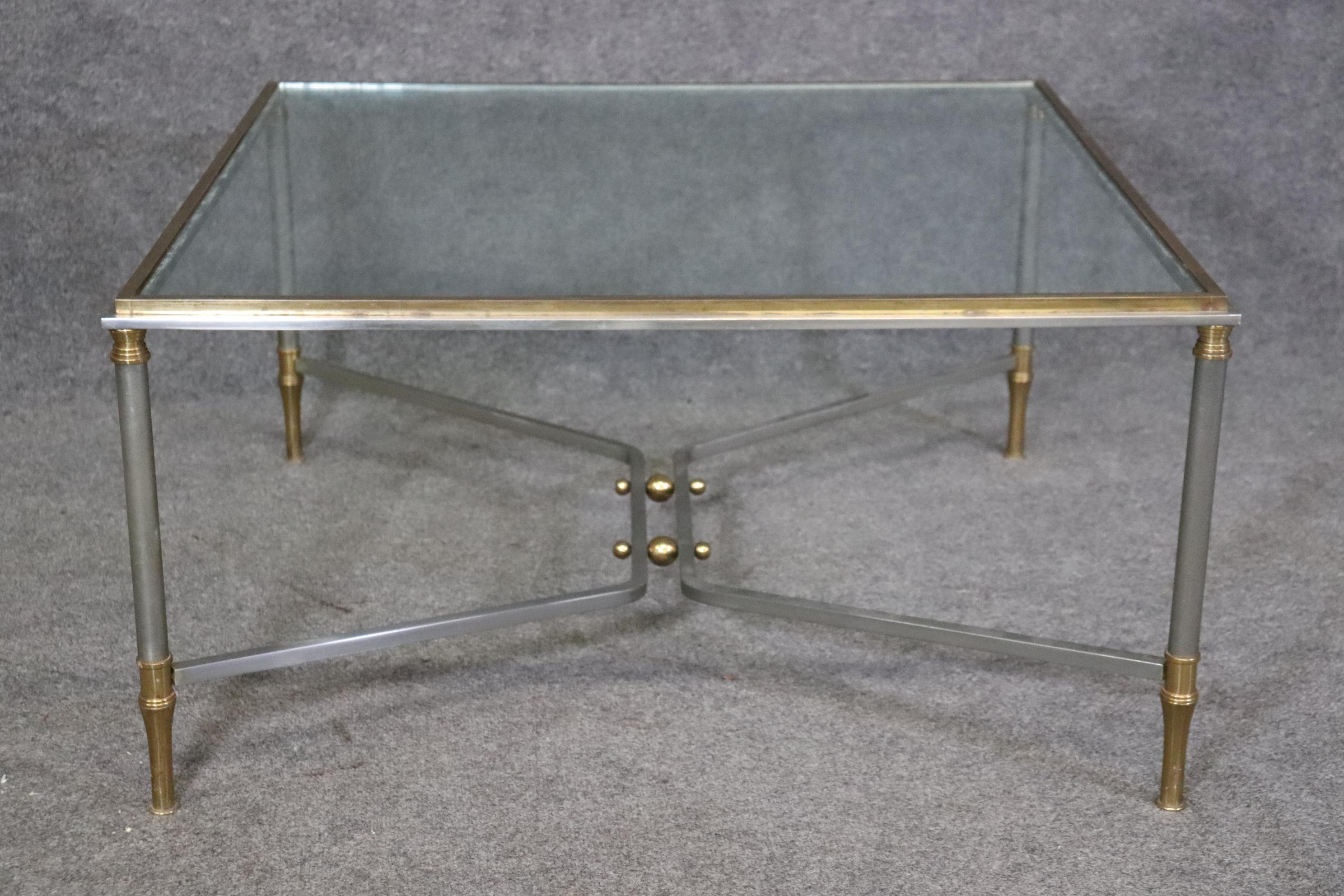 Français Maison Jansen Table basse à plateau de verre en métal et laiton attribué en vente