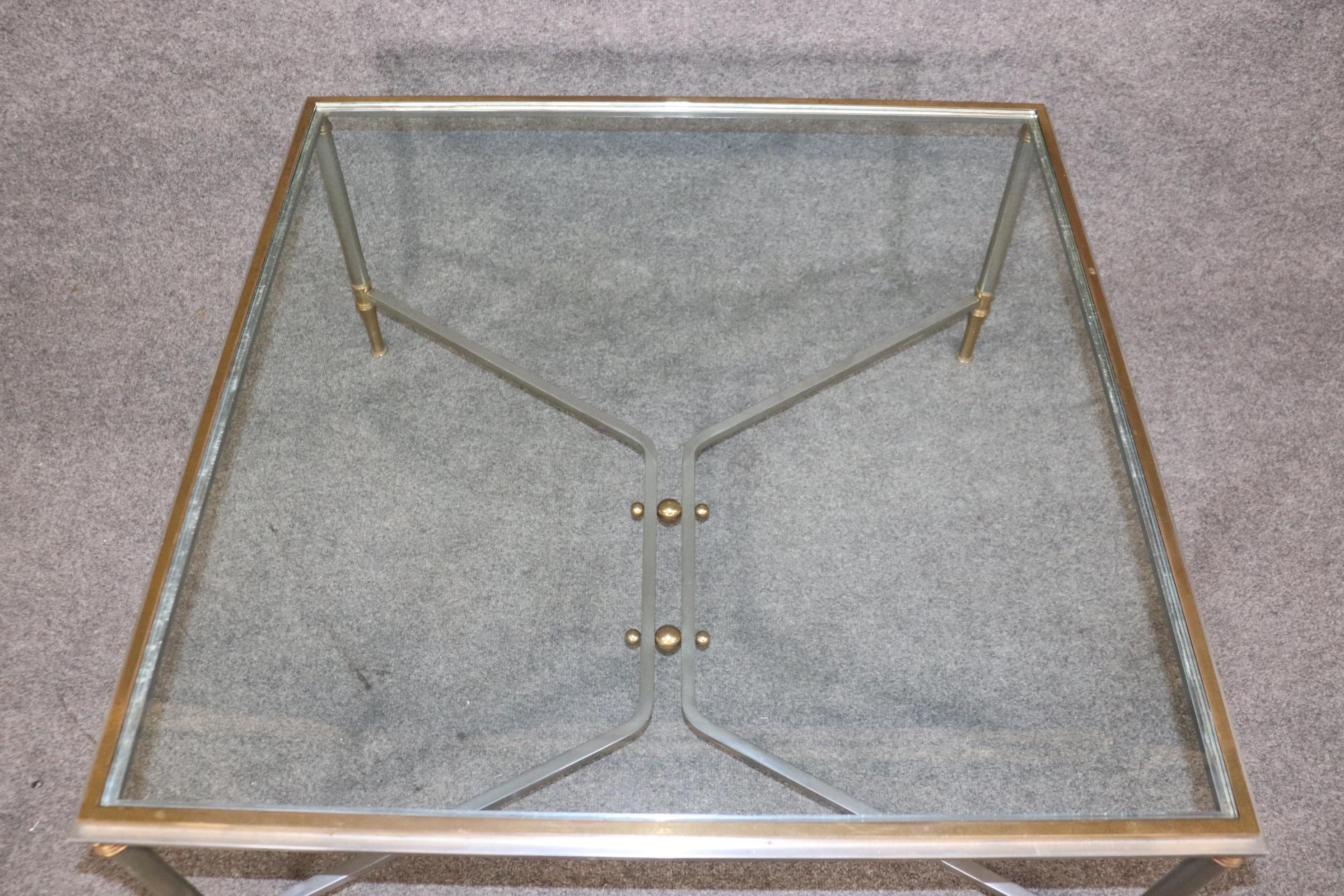 Brossé Maison Jansen Table basse à plateau de verre en métal et laiton attribué en vente